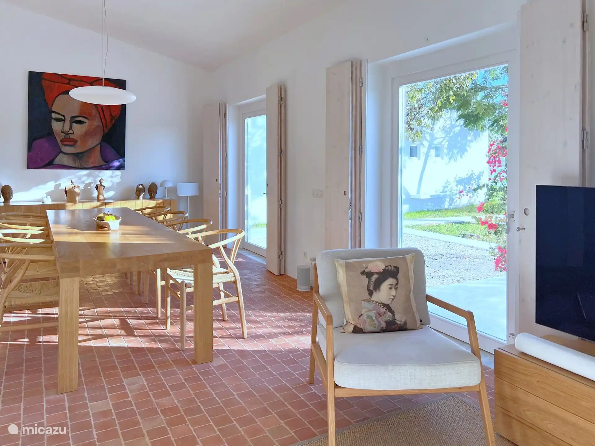 Sala de estar con mesa de comedor