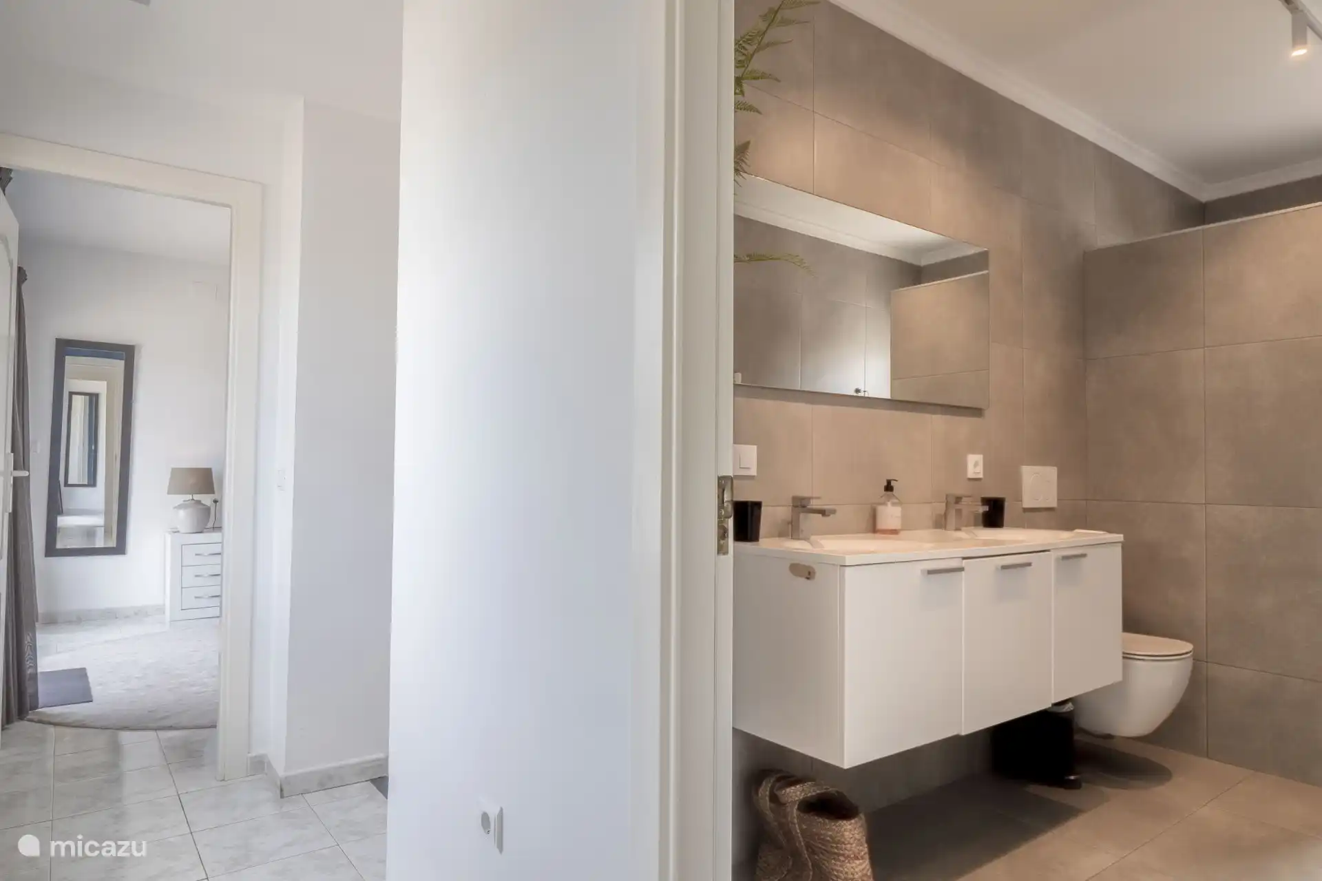 Bad, Dusche, Waschbecken und WC – alles ist da!