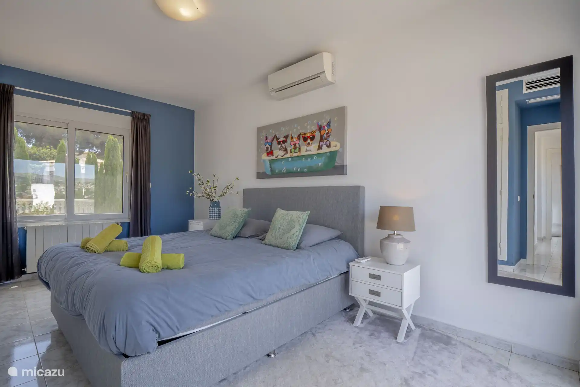 Alle Schlafzimmer verfügen über Rollläden und Moskitonetze – schlafen Sie also gut.