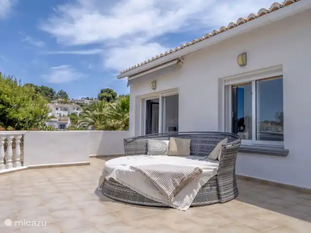 Casa La Paz | Espagne, Costa Blanca, Moraira - villa Détente luxueuse sur la terrasse ensoleillée.