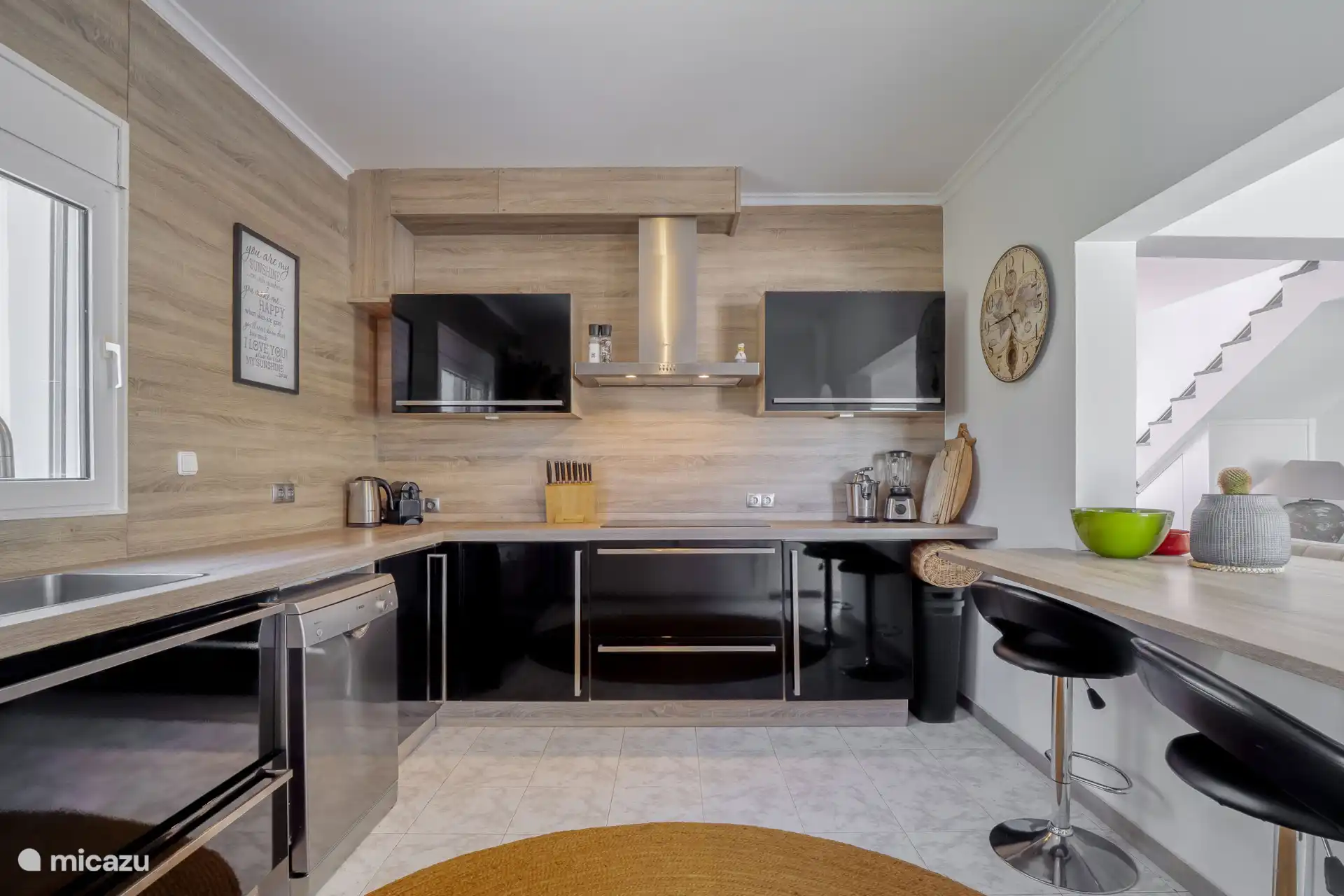 Diese Küche ist komplett ausgestattet.