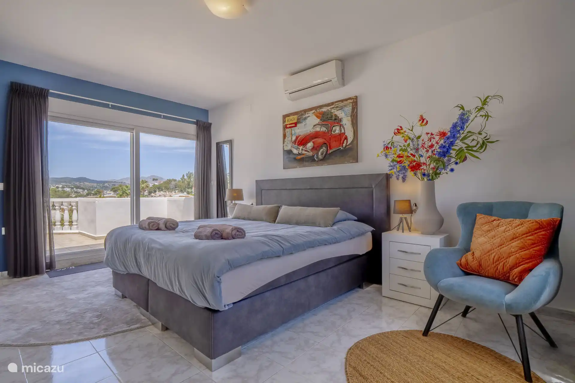 Im Obergeschoss gelangt man direkt auf den Balkon.