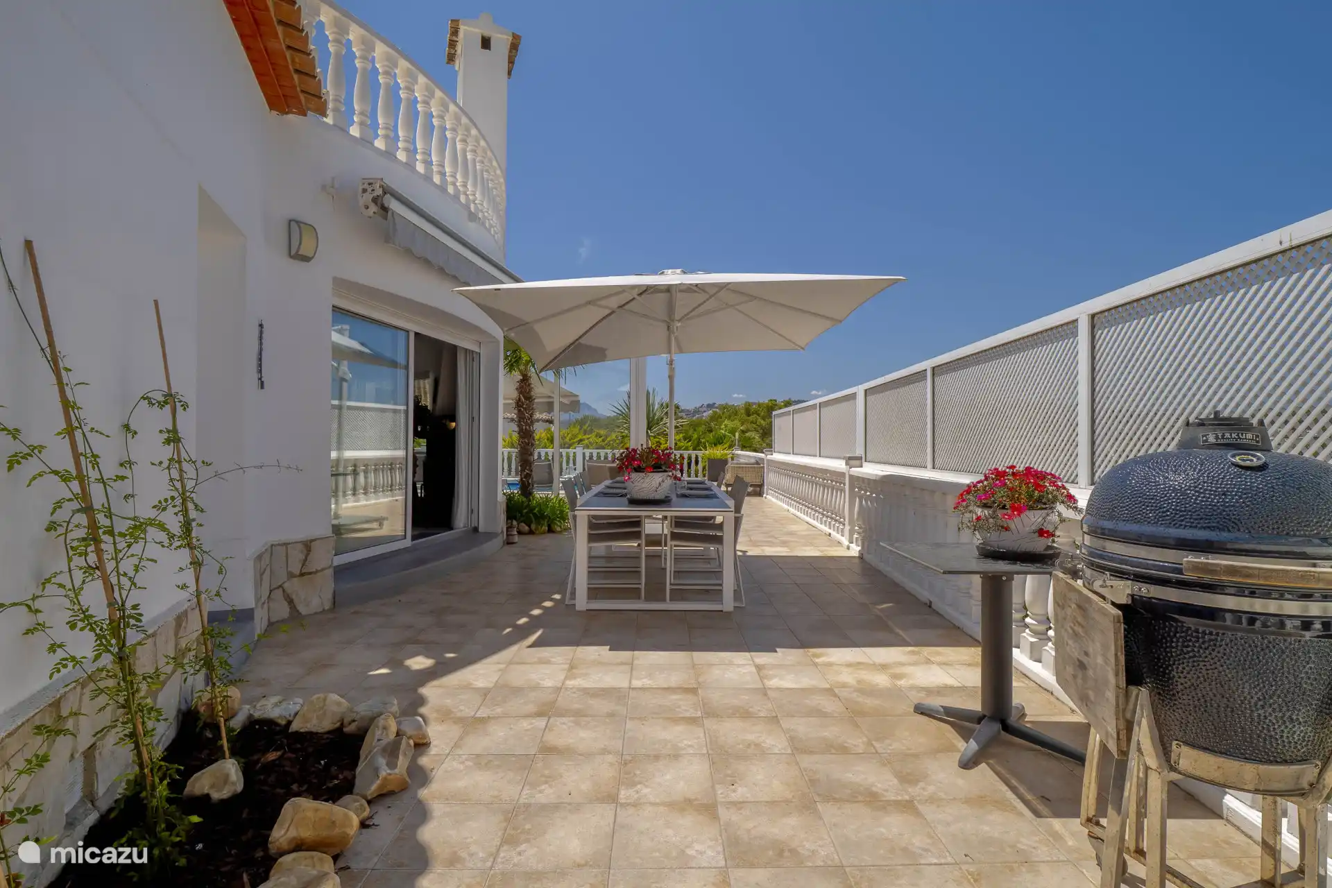 Der Boretti-Grill draußen und eine komplette Küche drinnen!