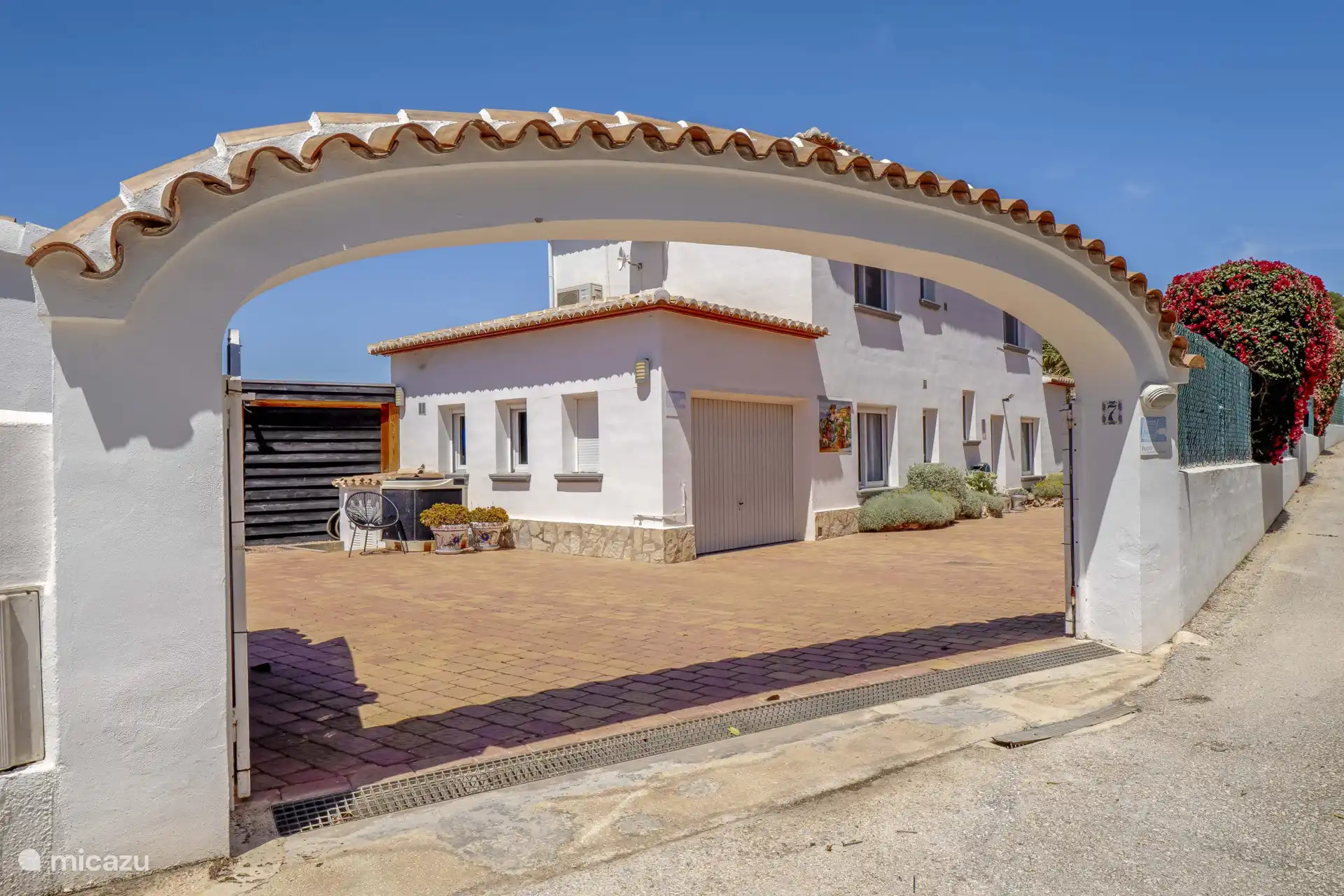 Privater Parkplatz neben der Villa.