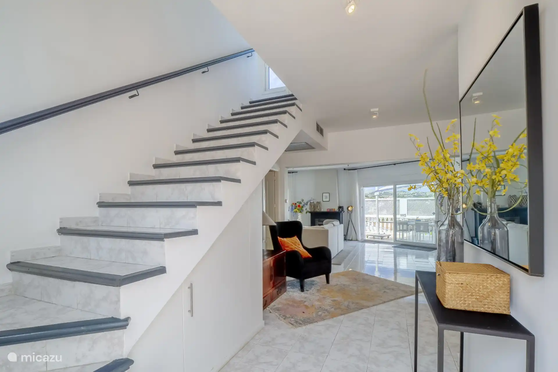 Schöne Möbel und natürliche Farben schenken Ruhe.