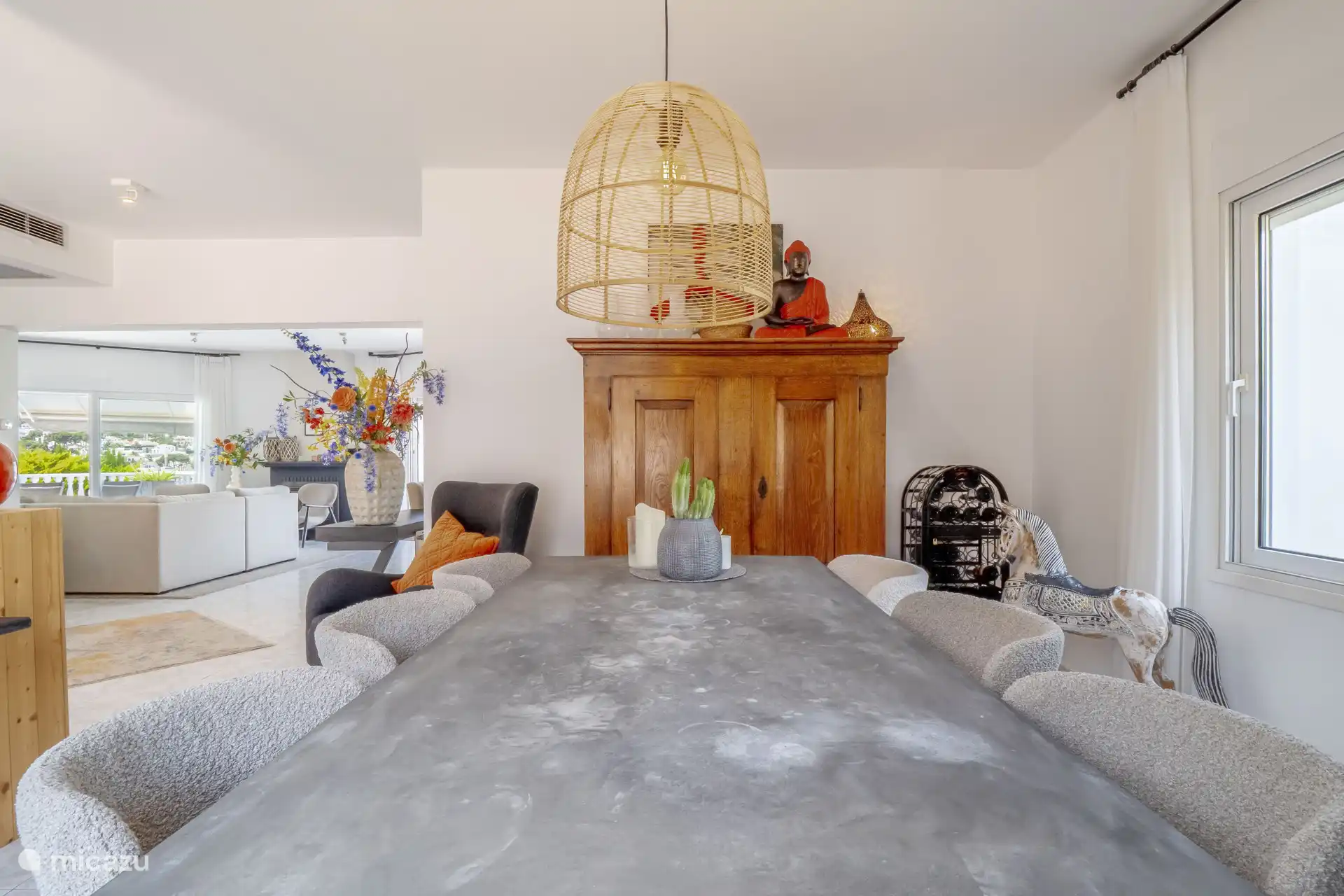 Stilvolle Schlichtheit mit viel Licht.