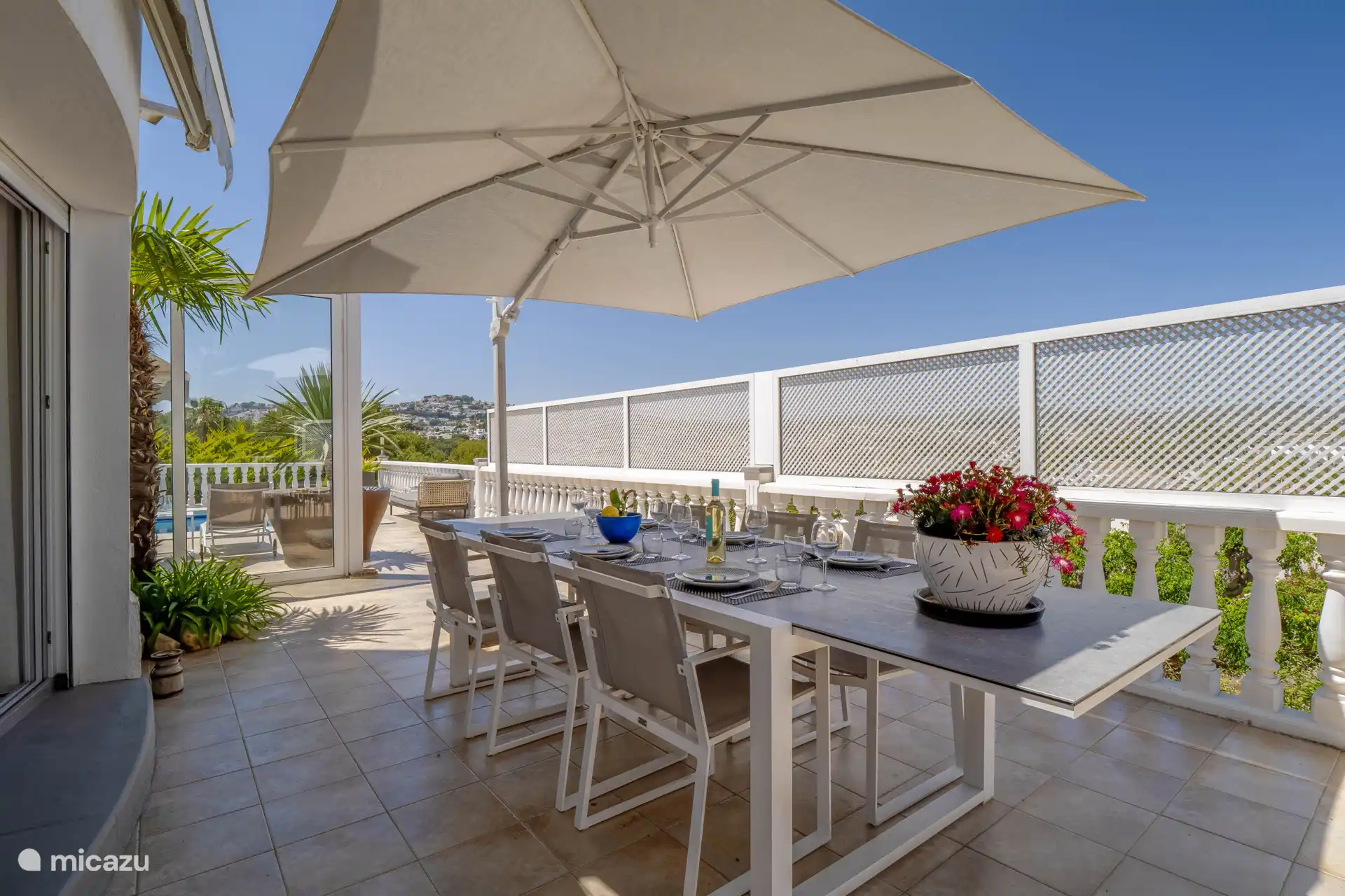 Was für eine Aussicht vom Balkon, oder?