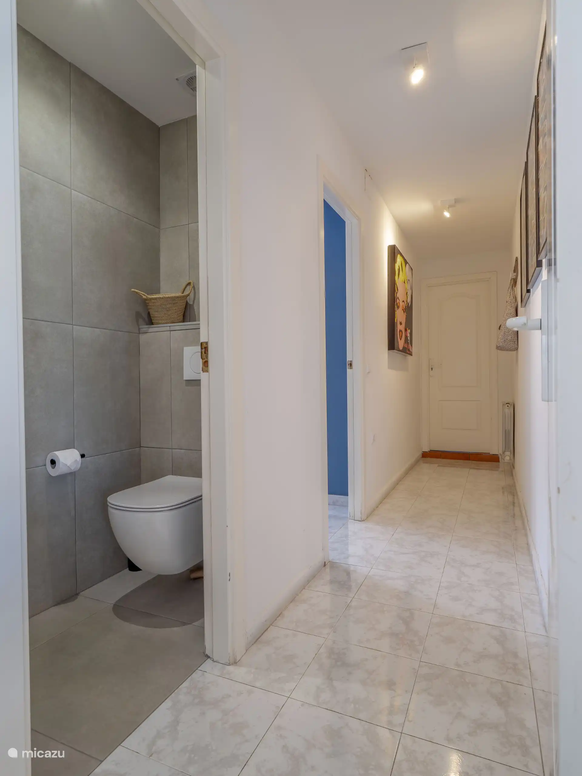 Eine separate Toilette für zusätzlichen Komfort.