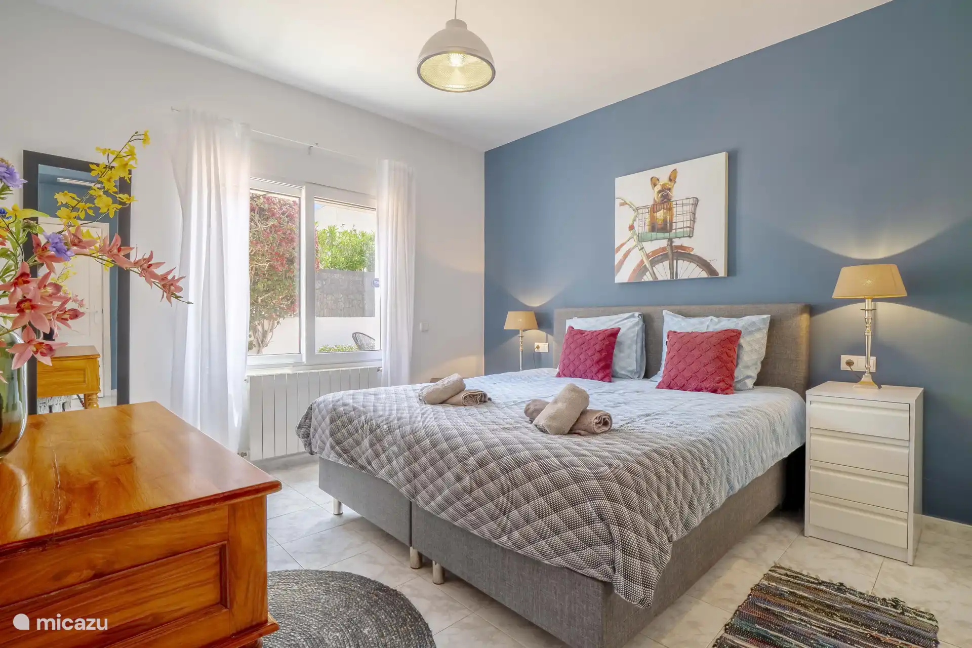 Stilvolle Bettwäsche und beruhigende Farben.