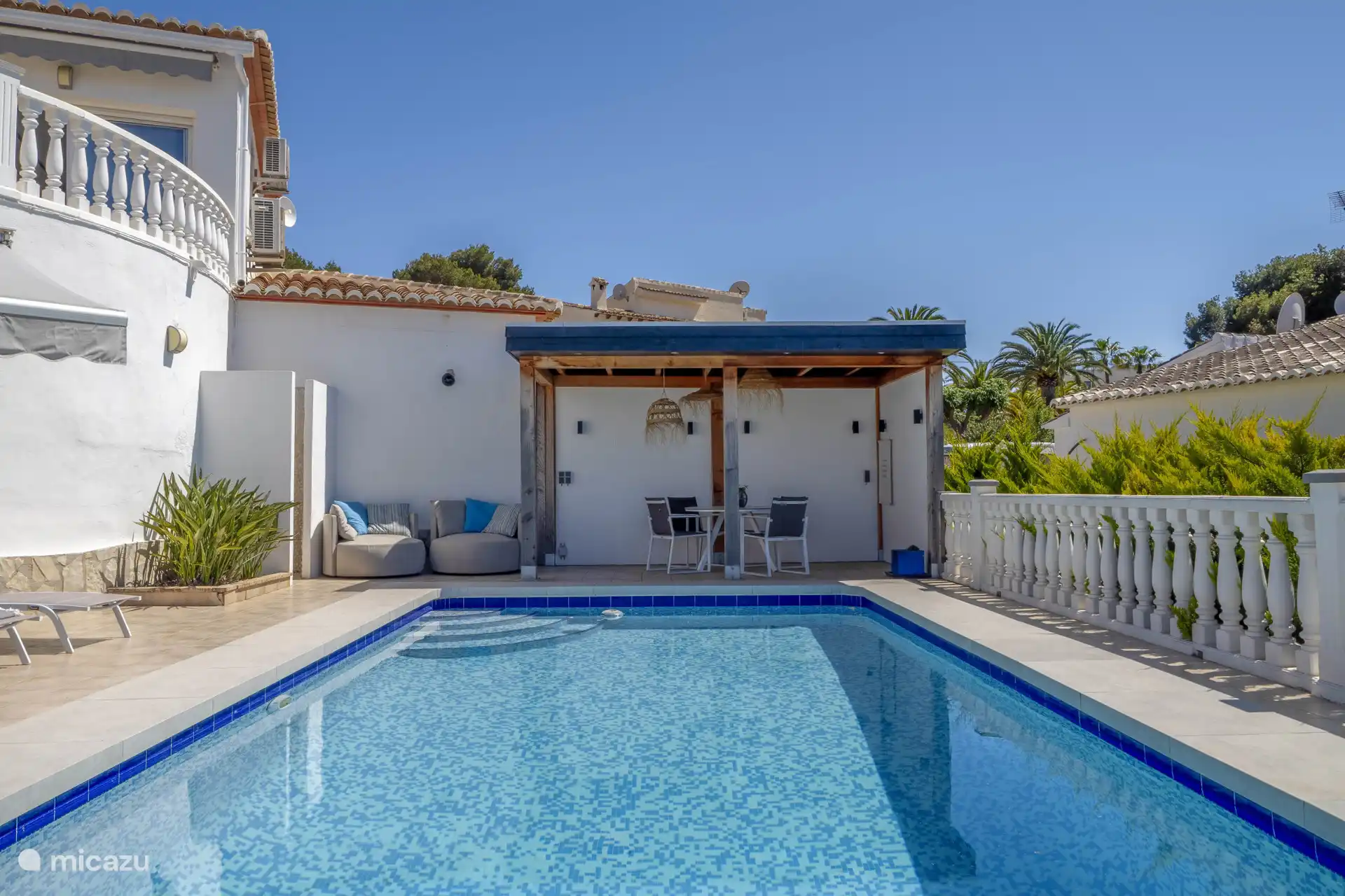 Der Garten: grün, geräumig und komplett eingezäunt.