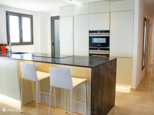 Appartement Bahia Blanca | Espagne, Costa Blanca, Altea - appartement La cuisine ouverte dispose d’un congélateur, d’un réfrigérateur, d’un lave-vaisselle, d’un four, d’une plaque à induction, d’un grille-pain, d’une cafetière Nespresso, d’un micro-ondes combiné, d’une armoire à vin et d’une bouilloire.