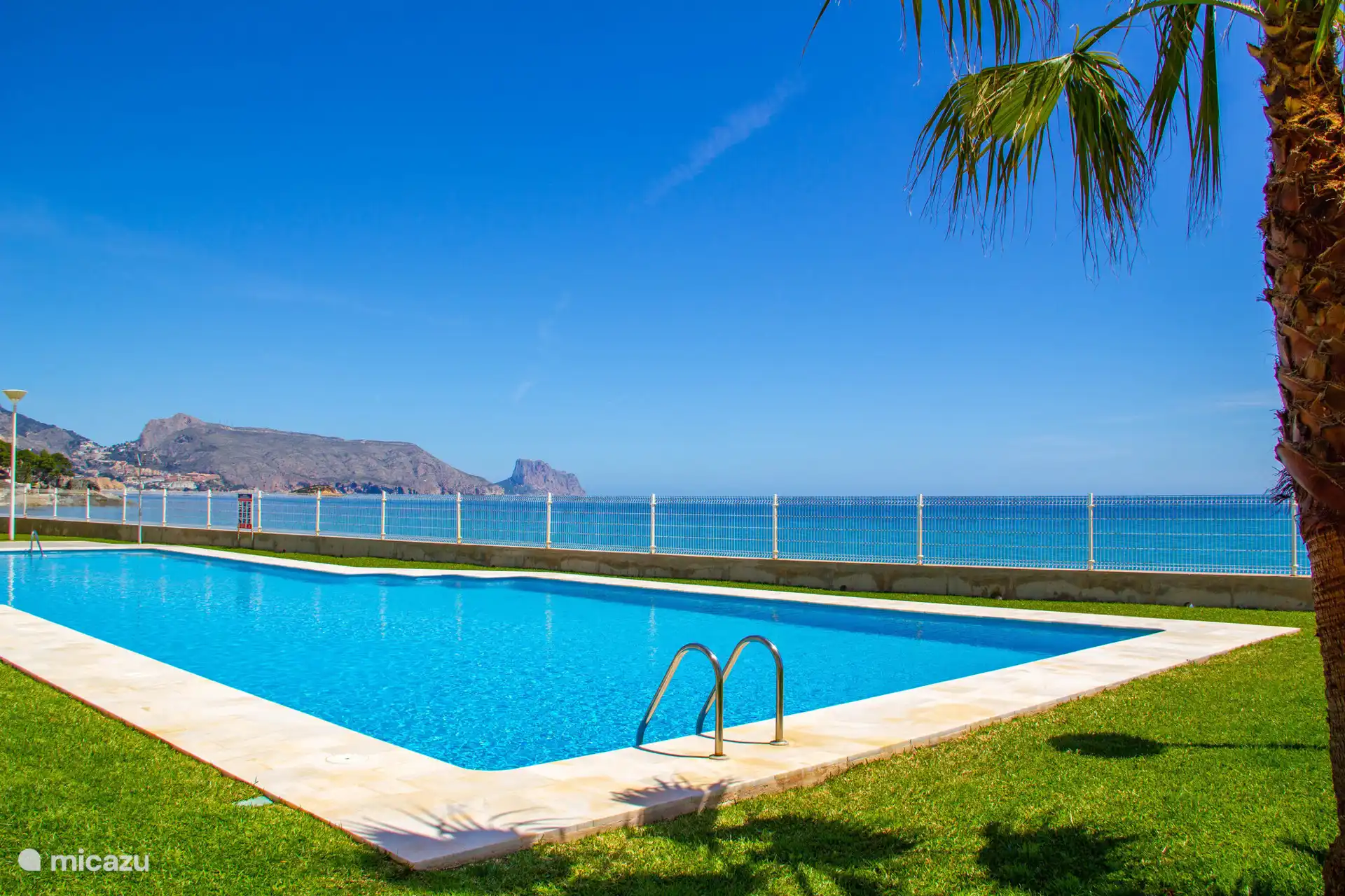 Mit gemeinsamem Innen- und Außenpool (immer ruhig) und direkt am Strand gelegen!