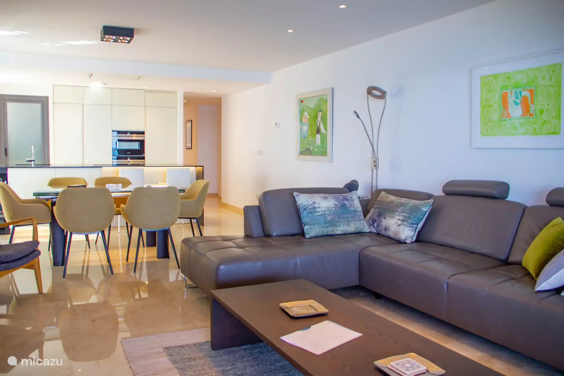 Vom Wohnzimmer aus erreichen Sie bequem den Balkon mit atemberaubender Aussicht