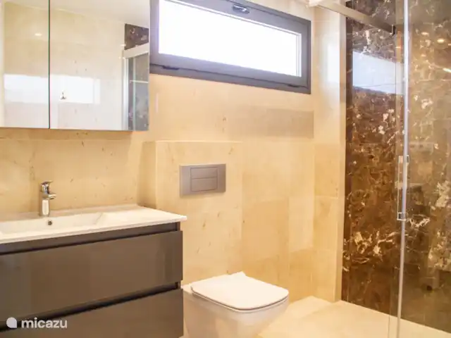 Appartement Bahia Blanca | Espagne, Costa Blanca, Altea - appartement Salle de bain 1 avec douche, lavabo et toilettes.