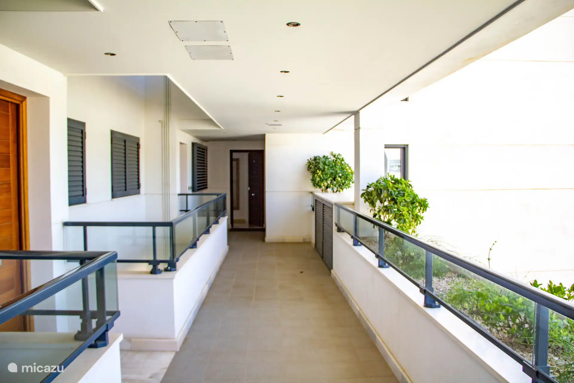 Vom Aufzug gehen Sie nach rechts und die Tür, die Sie auf diesem Foto sehen, ist der Eingang zum Apartment Bahia Blanca