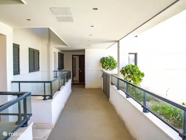 Appartement Bahia Blanca | Espagne, Costa Blanca, Altea - appartement De l’ascenseur, vous marchez vers la droite et la porte que vous voyez sur cette photo est l’entrée de l’appartement Bahia Blanca