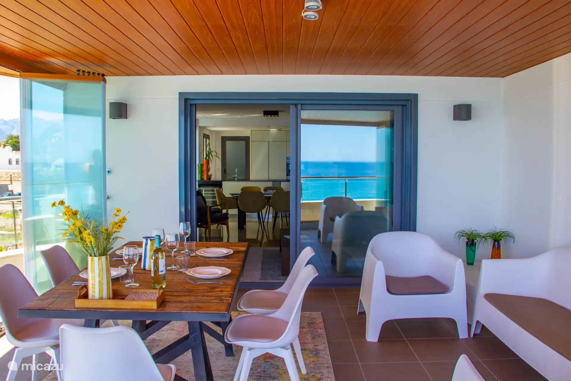 Die Glasschiebetüren können in ihrer Gesamtheit geöffnet und geschlossen werden, gegen den Wind oder für eine angenehme Brise an heißen Tagen