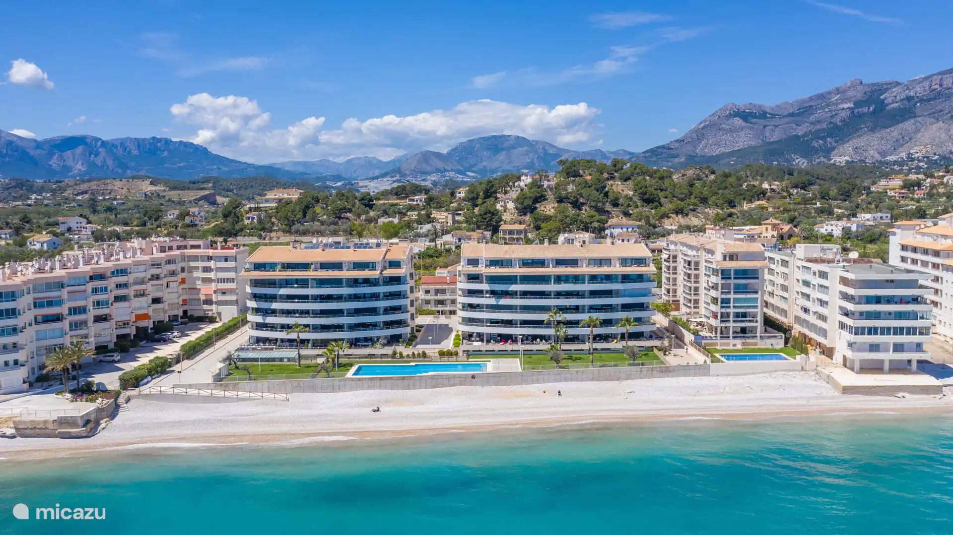 Sie sind mit wenigen Schritten am Strand! Das Apartment Bahia Blanca befindet sich im rechten Gebäude an der linken Ecke.