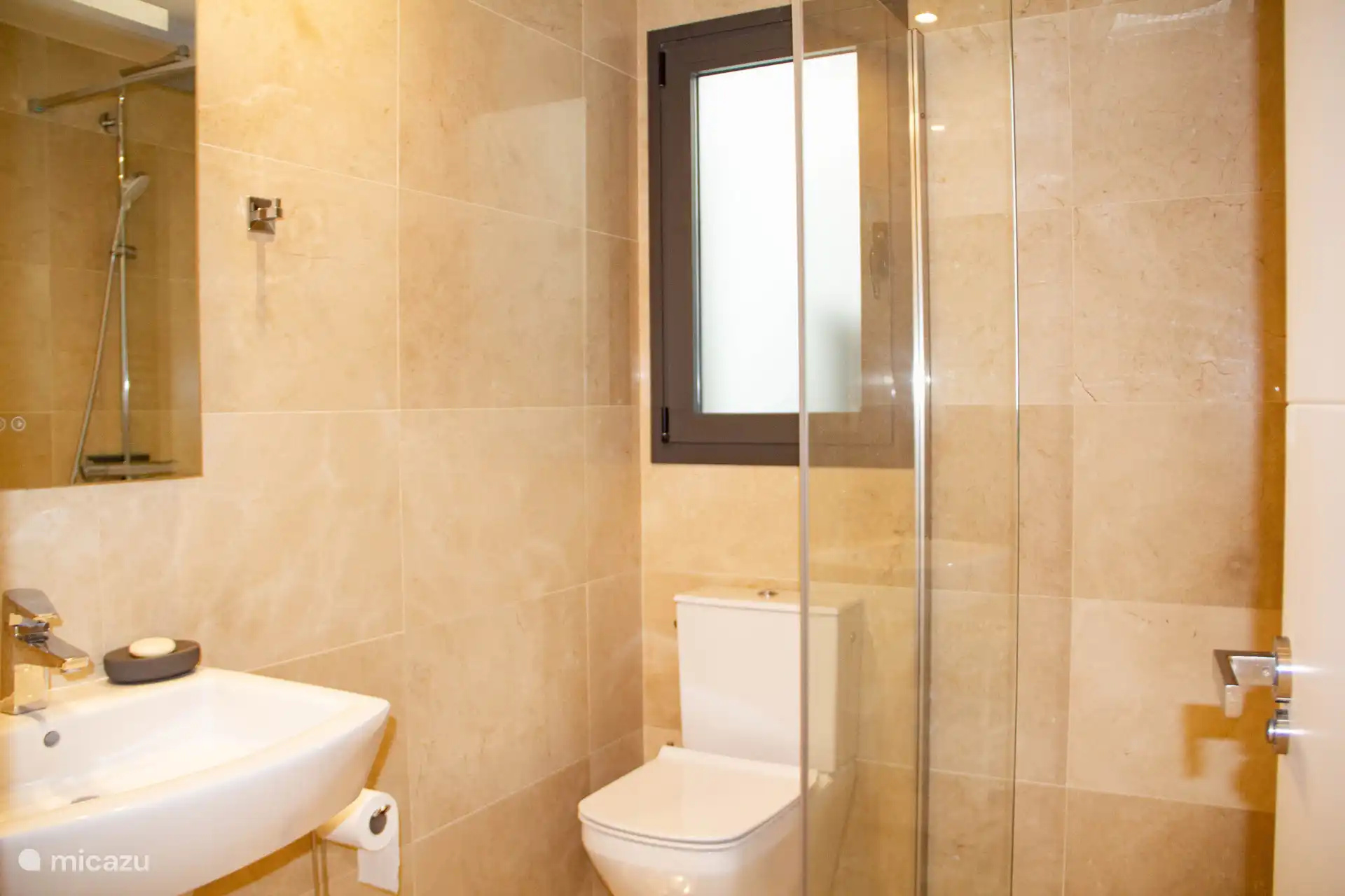 Badezimmer 2 mit Dusche, Waschbecken und WC