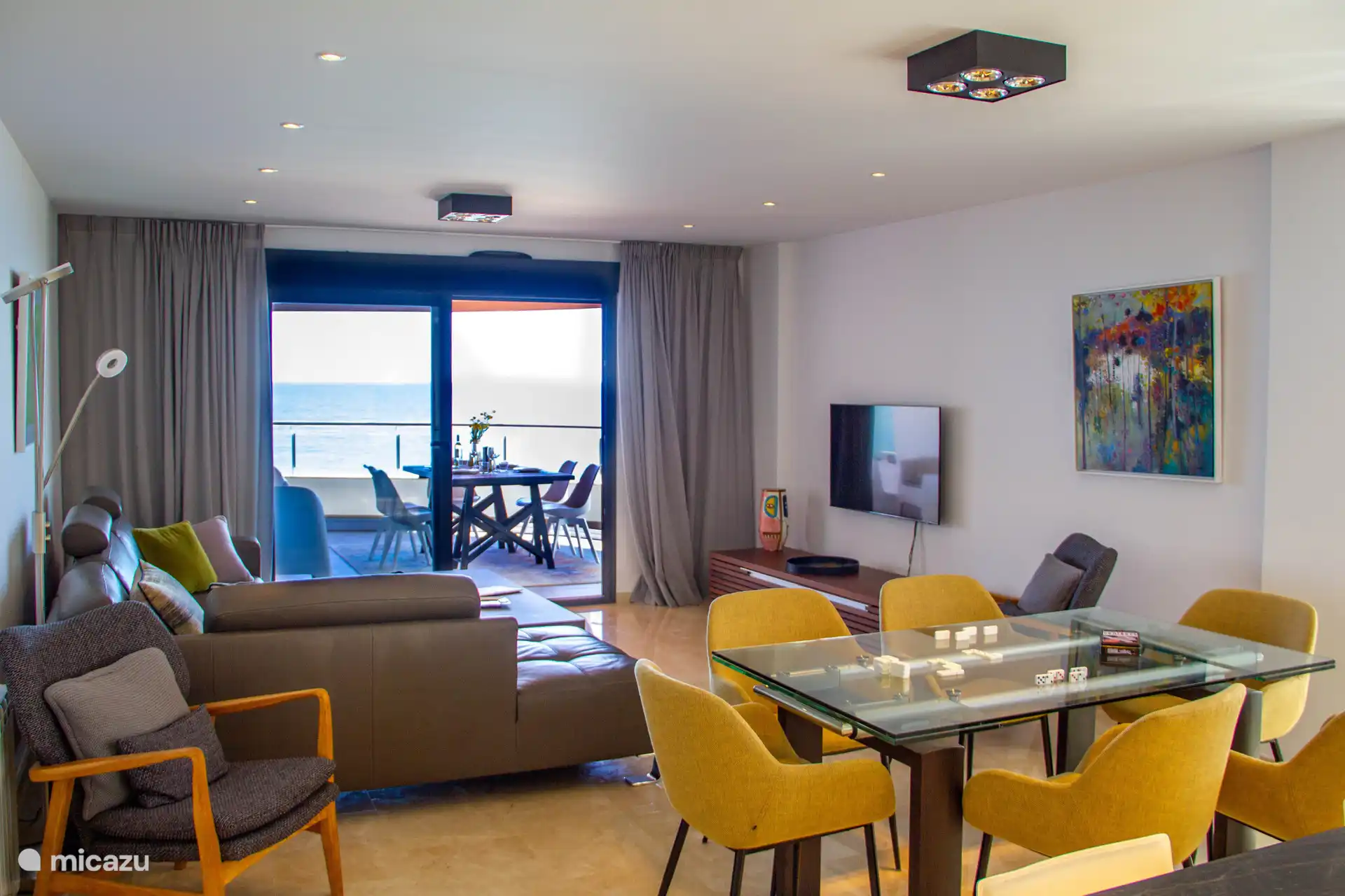 Das Wohnzimmer ist gemütlich mit guten Möbeln eingerichtet.