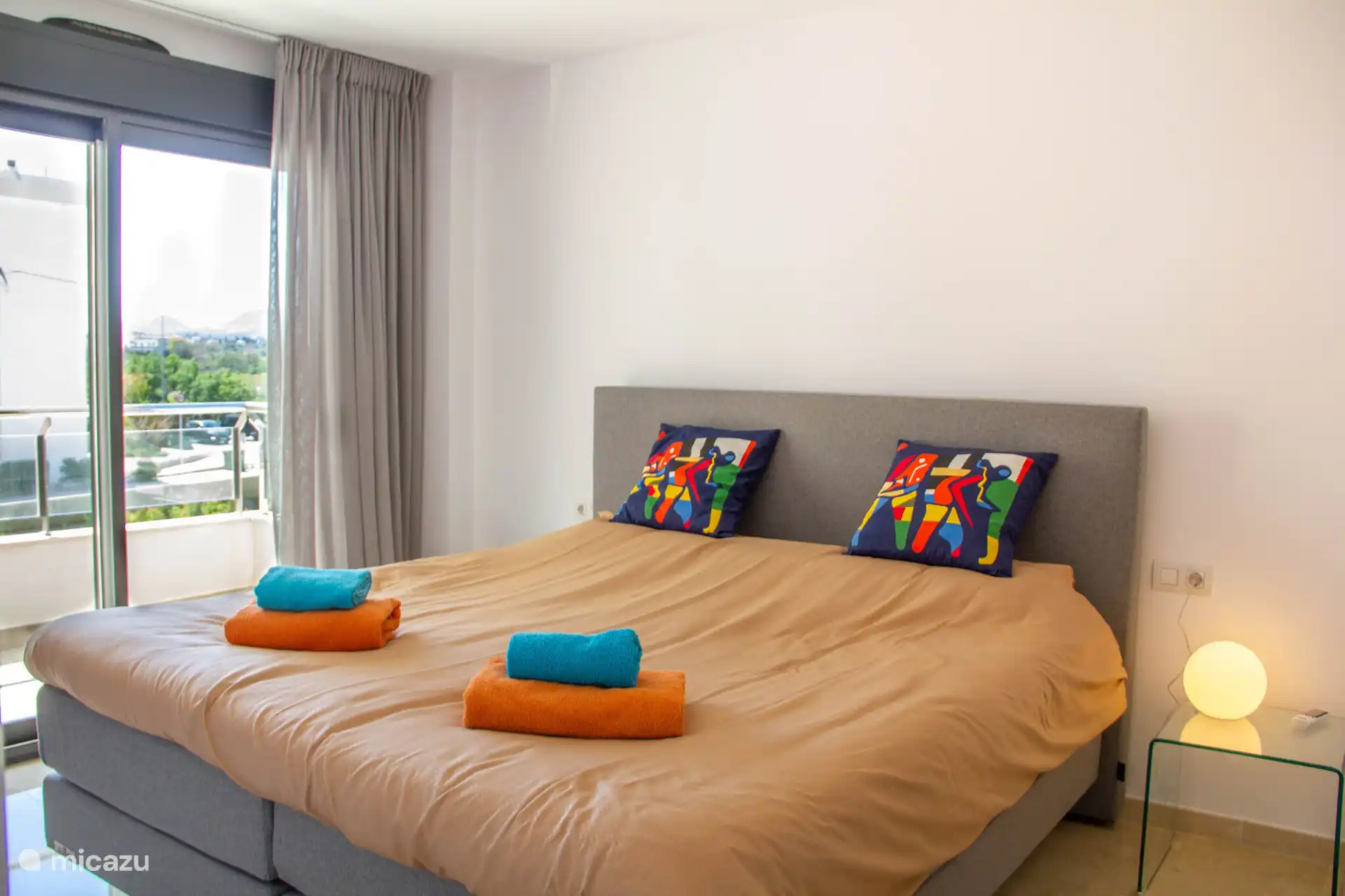 Schlafzimmer 1 mit Balkon (mit Bergblick!) und Bad en suite. Es gibt eine Klimaanlage im gesamten Haus.