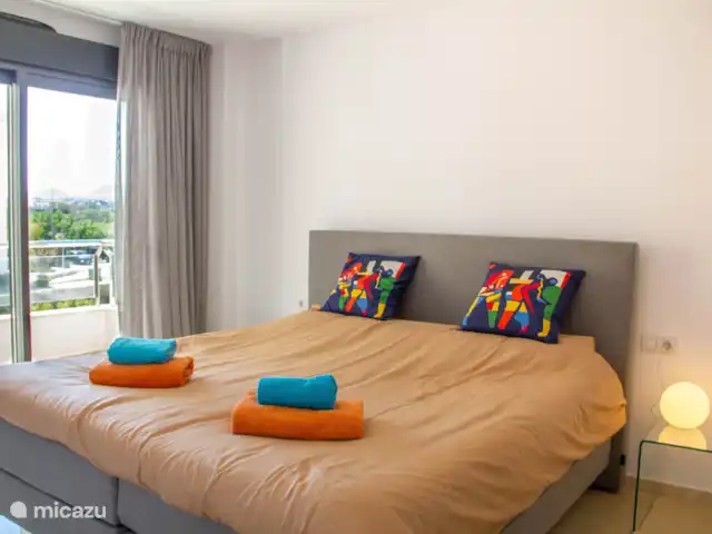 Appartement Bahia Blanca | Espagne, Costa Blanca, Altea - appartement Chambre 1 avec balcon (avec vue sur la montagne !) et salle de bain attenante. Il y a la climatisation partout.