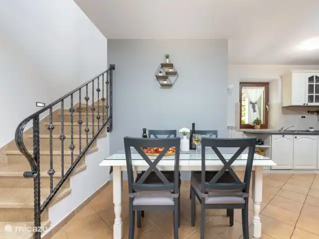 Villa Babici en Croacia, Istria, Kastelir-Labinci - villa Mesa de comedor