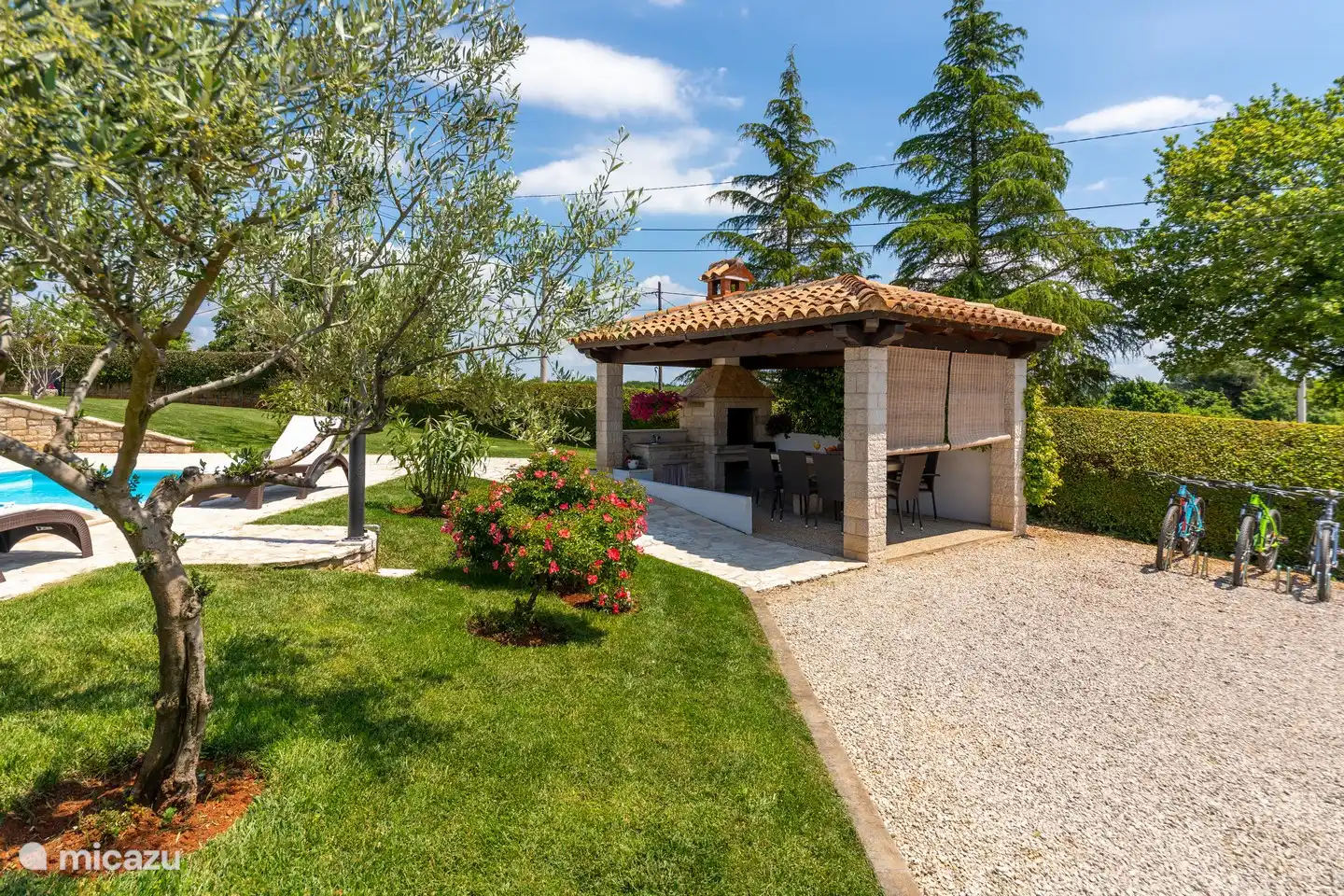 Sitzgelegenheit im Freien im Schatten