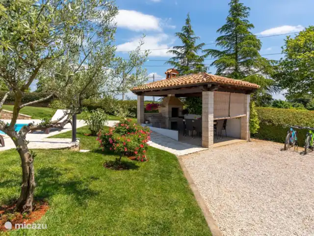 Villa Babici en Croacia, Istria, Kastelir-Labinci - villa Zona de asientos al aire libre a la sombra