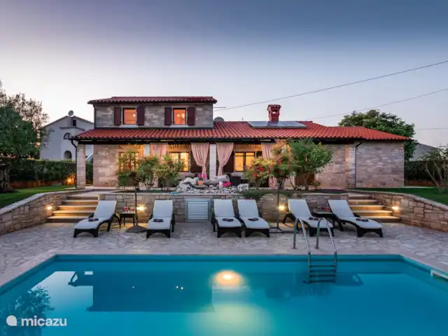 Villa Babici en Croacia, Istria, Kastelir-Labinci - villa La villa por la noche