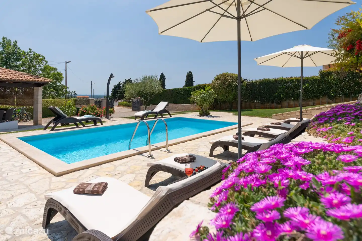 Schwimmbad + Sonnenliegen