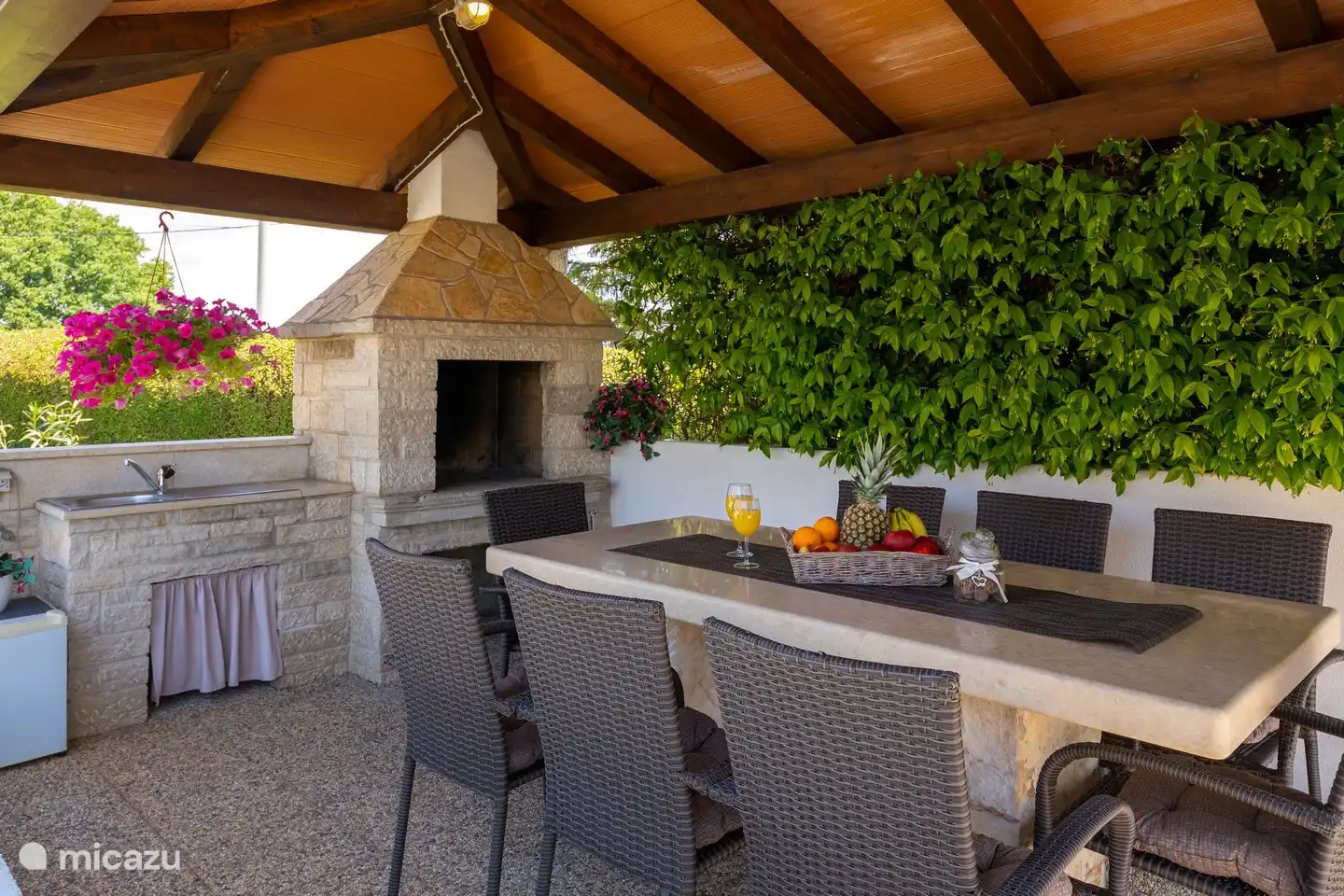 Überdachter Tisch für den Außenbereich