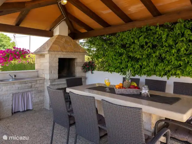 Villa Babici en Croacia, Istria, Kastelir-Labinci - villa mesa de exterior cubierta