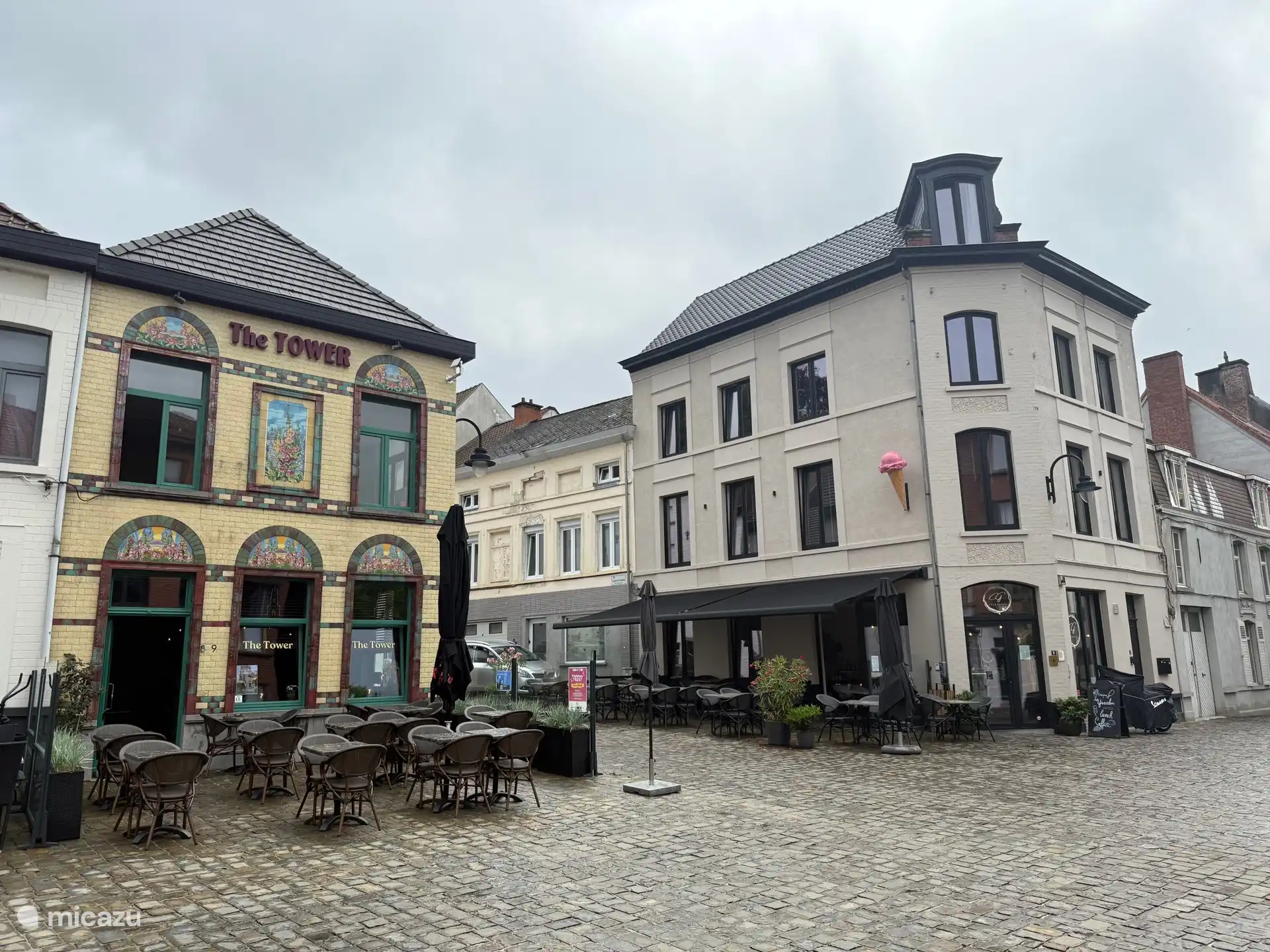 Bistro The Tower en IJsjessalon/koffiebar op de kleine Markt aan de Hermes Basiliek