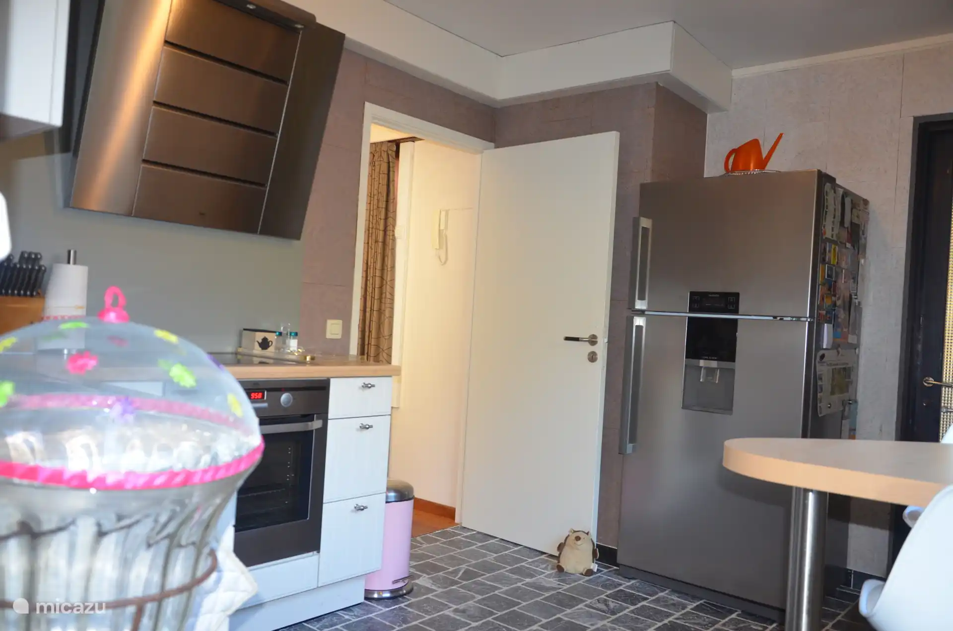 Keuken met Amerikaanse koelkast en apart vriesvak