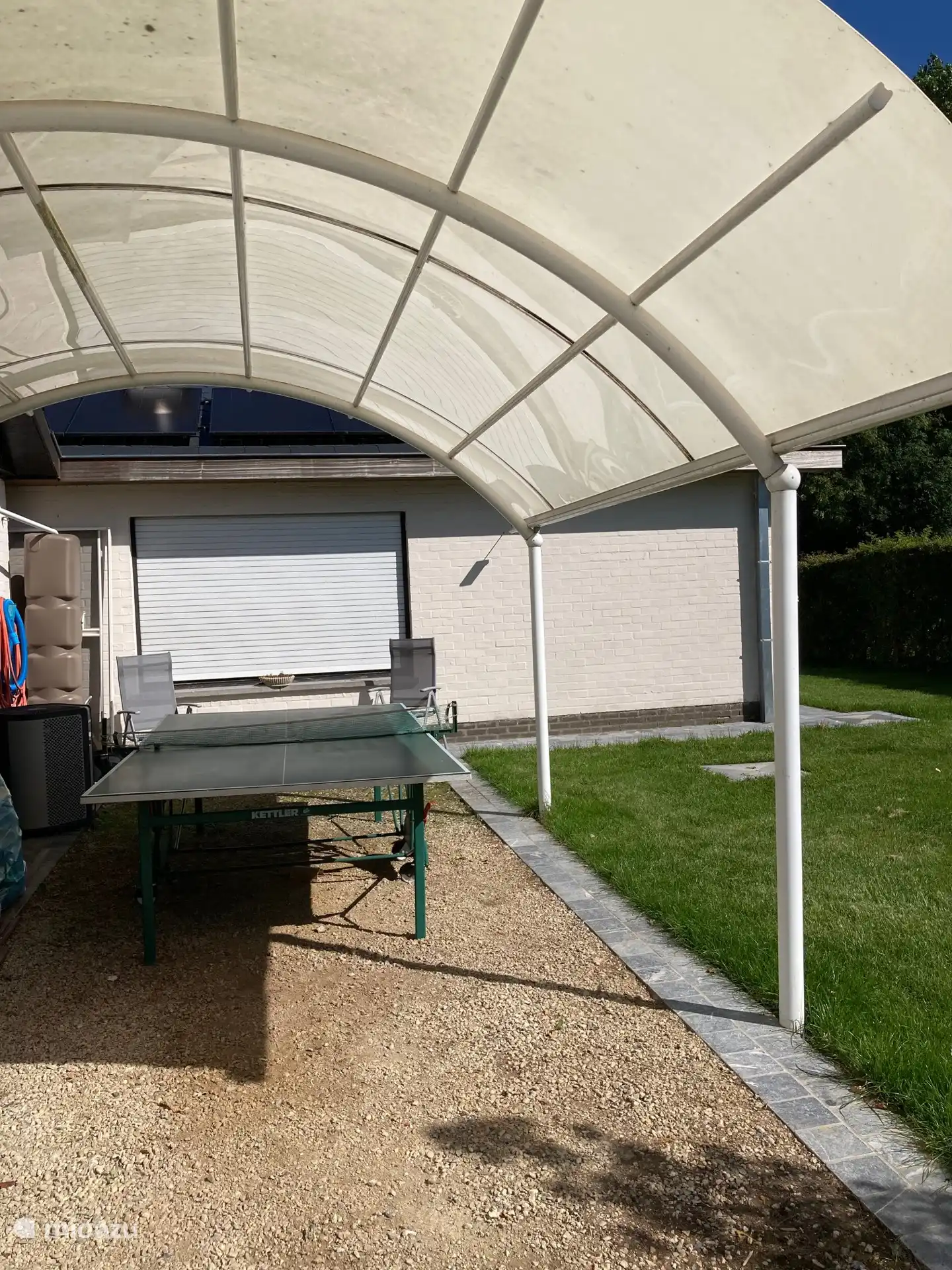 Jeu de boules baan en tennistafel