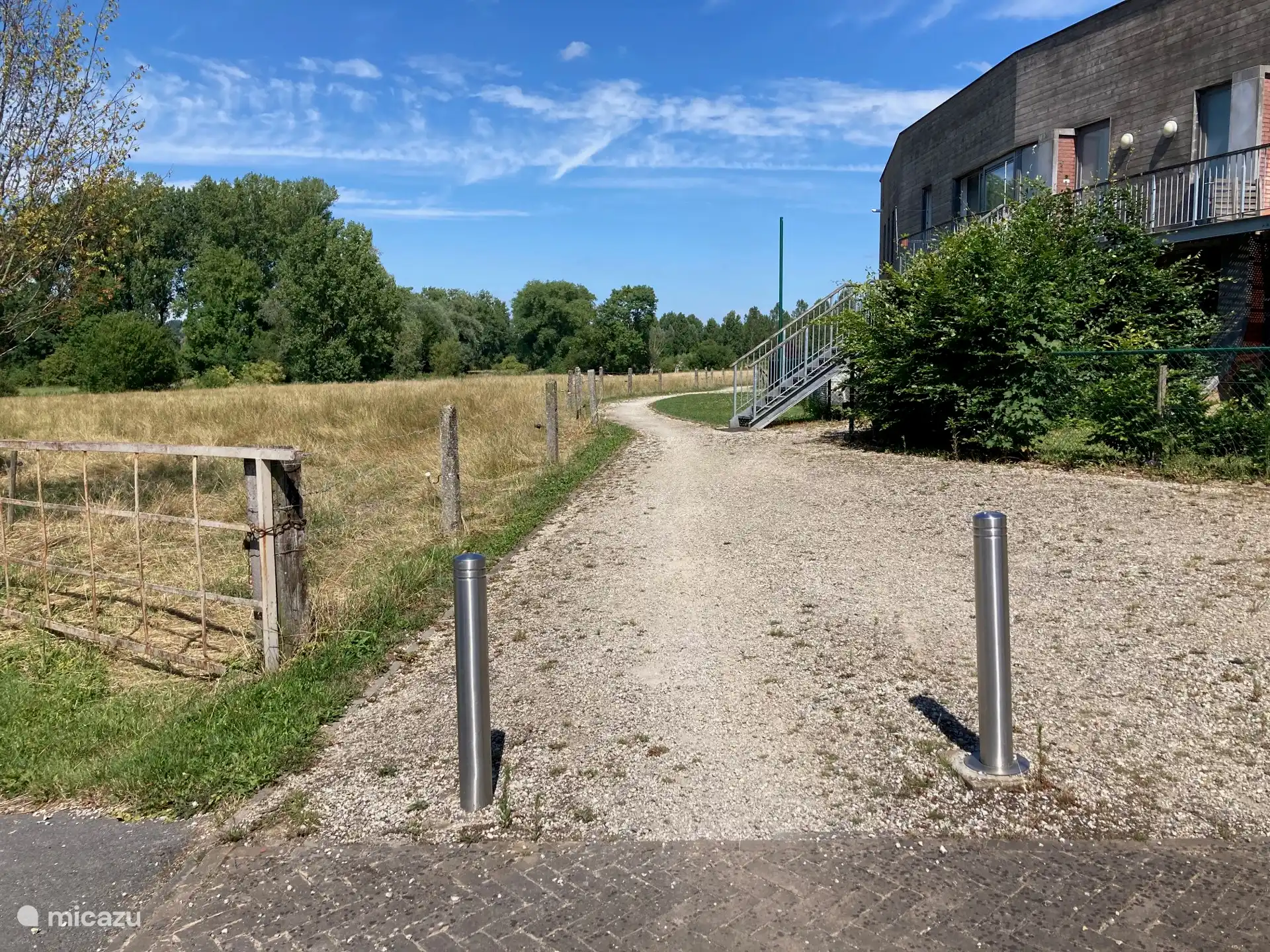 start wandelweg  aan overkant van onze verkaveling naar het shopping center op 1,1km 15 min