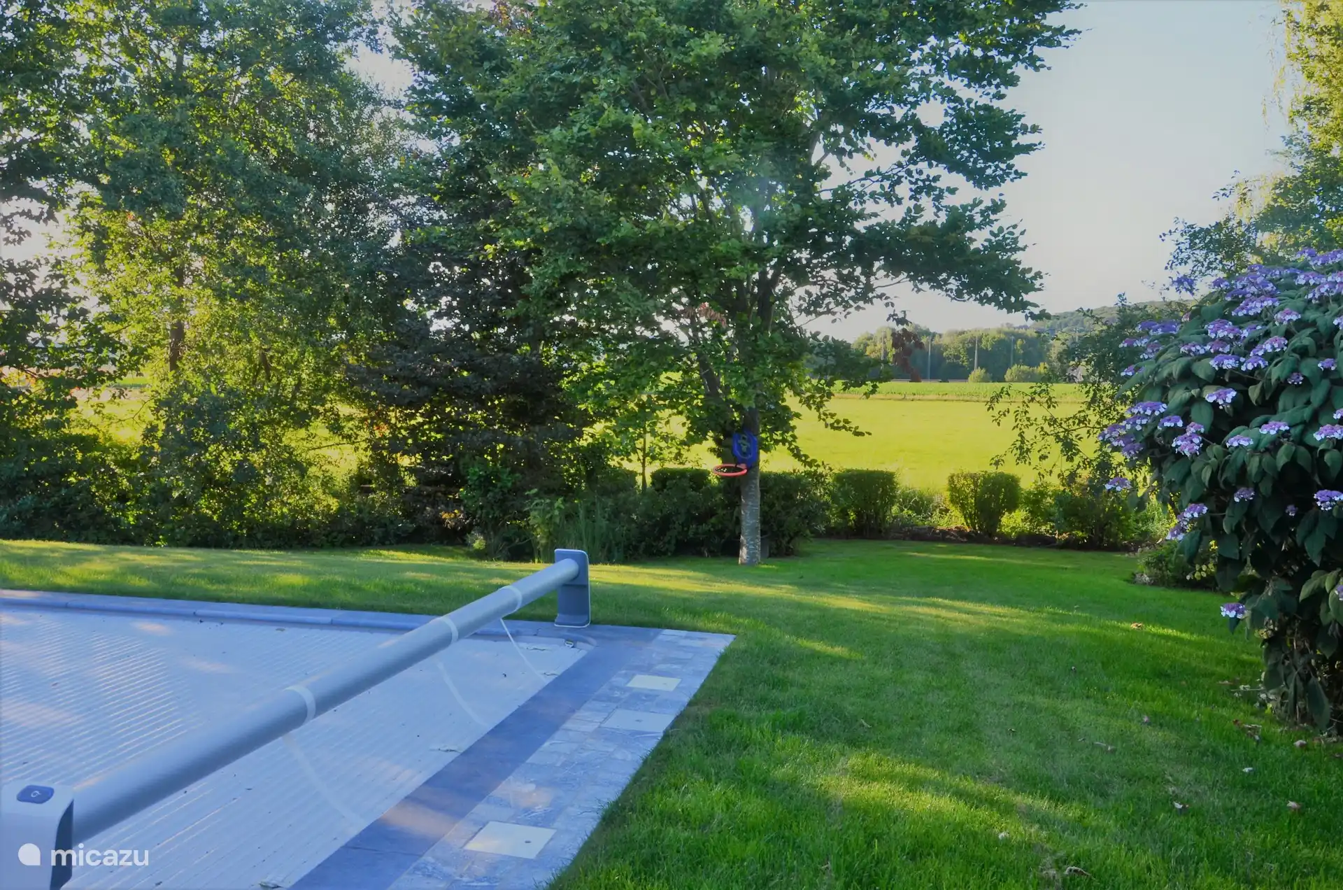 Om het water van het zwembad op temperatuur te houden wordt het na het zwemmen en reinigen afgesloten met een rollluik