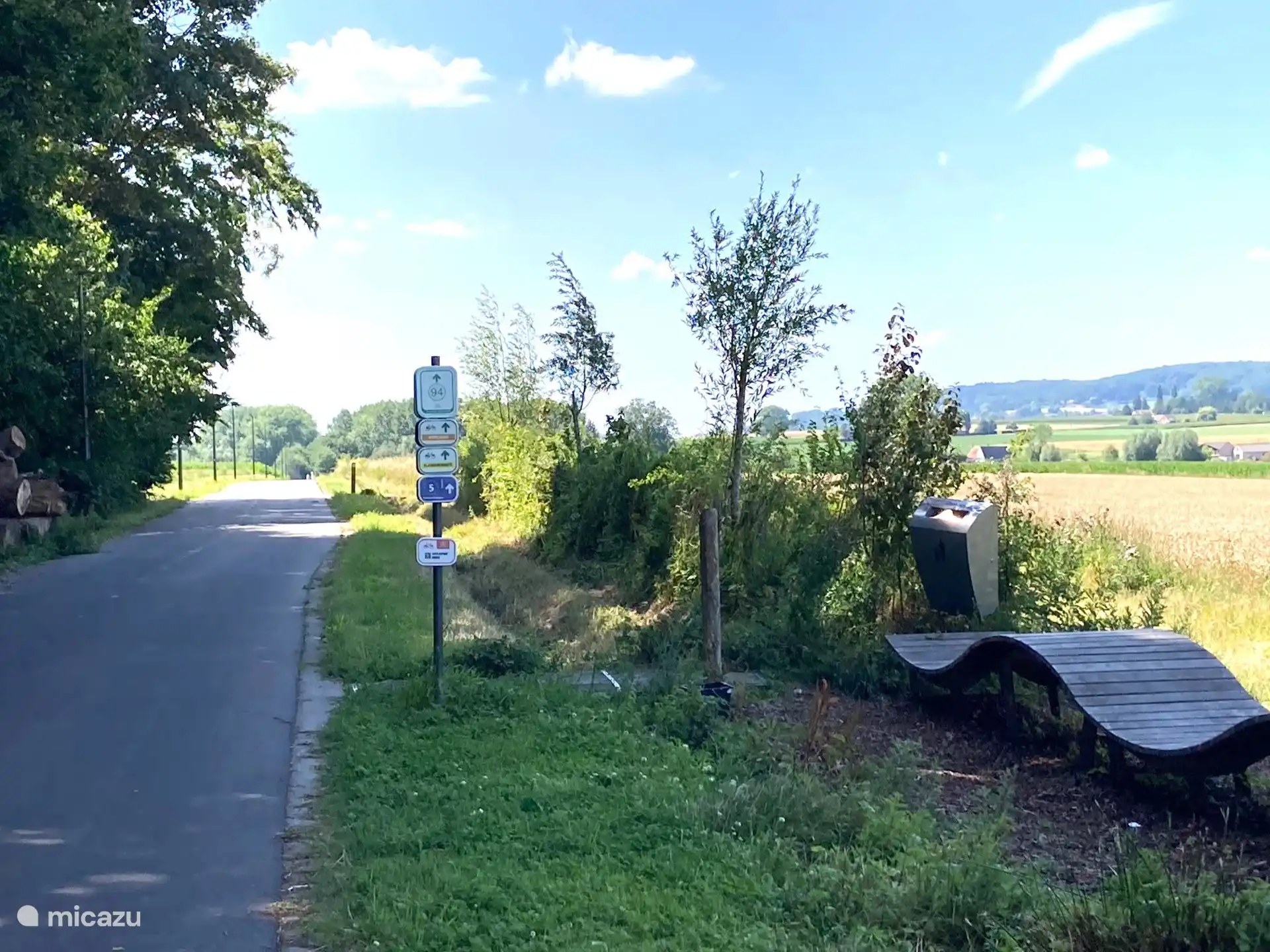fiets-wandelweg op 500m met zicht op Kluisbos met rustplaatsjes