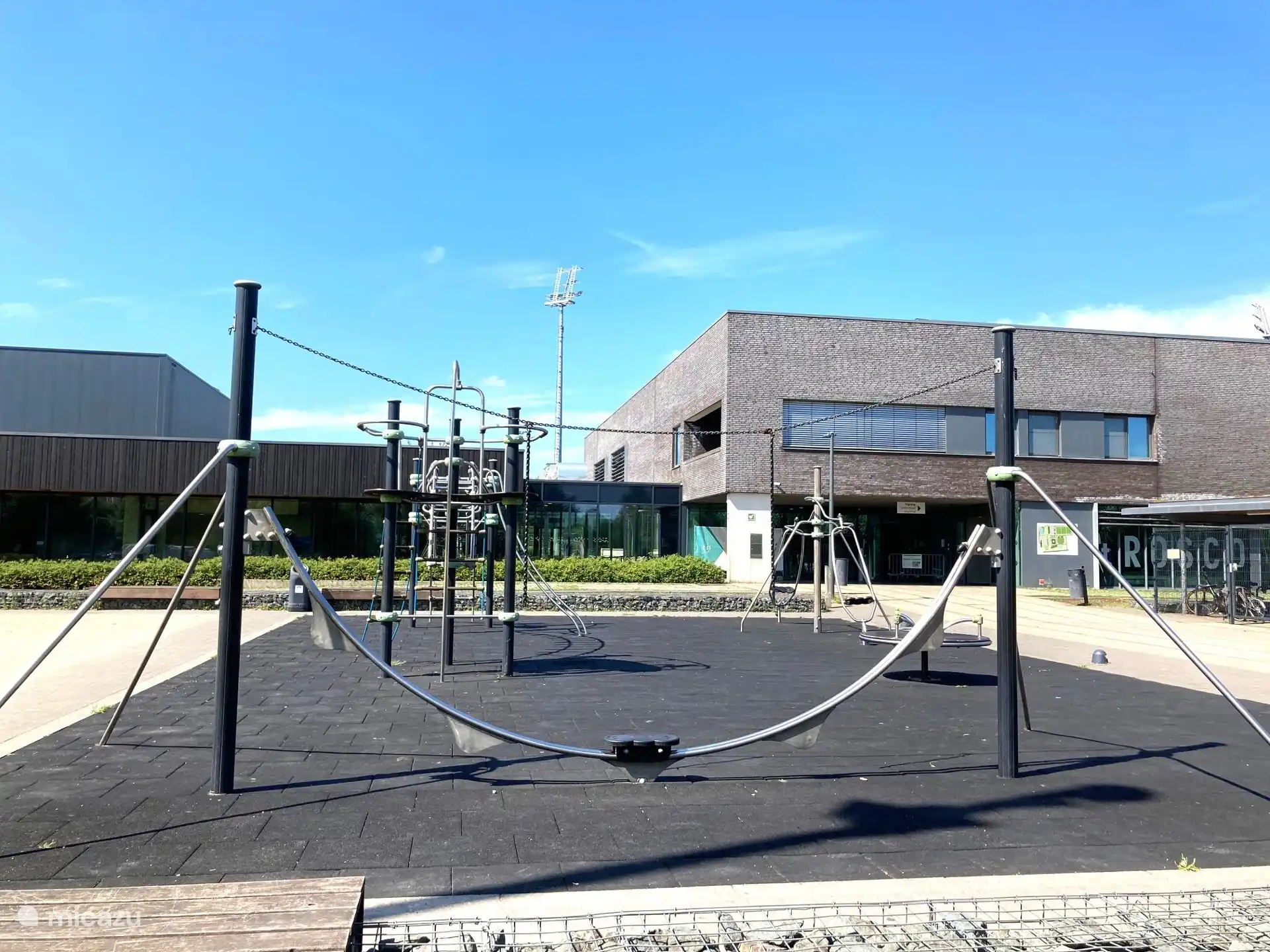 Sportcentrum 't Rosco op 2,6km met verscheidene sportterreinen een, looppiste, skatepark, speeltuin, basketbalveld, overdekt zwembad met glijbanen, cafetaria