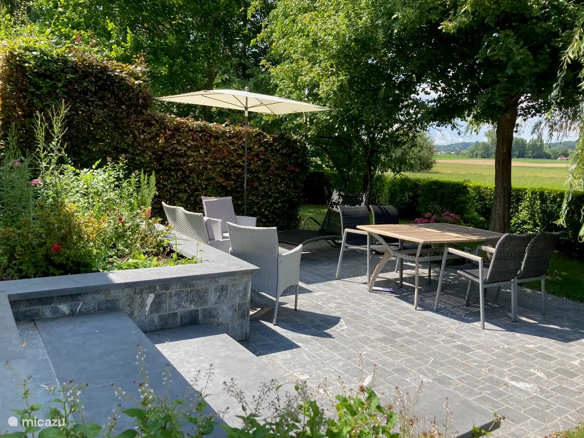 Terras met tuinmeubilair en zicht op Hotond, Kluisbos en omliggende velden