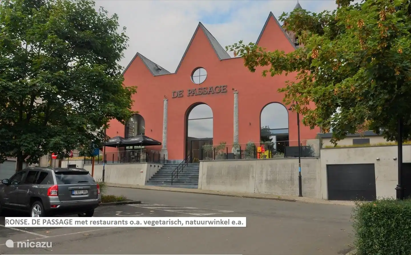 De Passage; gerenoveerde kapel herbergt diverse zaken: vegan restaurant, natuurwinkel, desembakkerij,  Sushi zaak, Italiaans restaurant met terras met zicht op Hermes Basiliek, E-bike verhuur