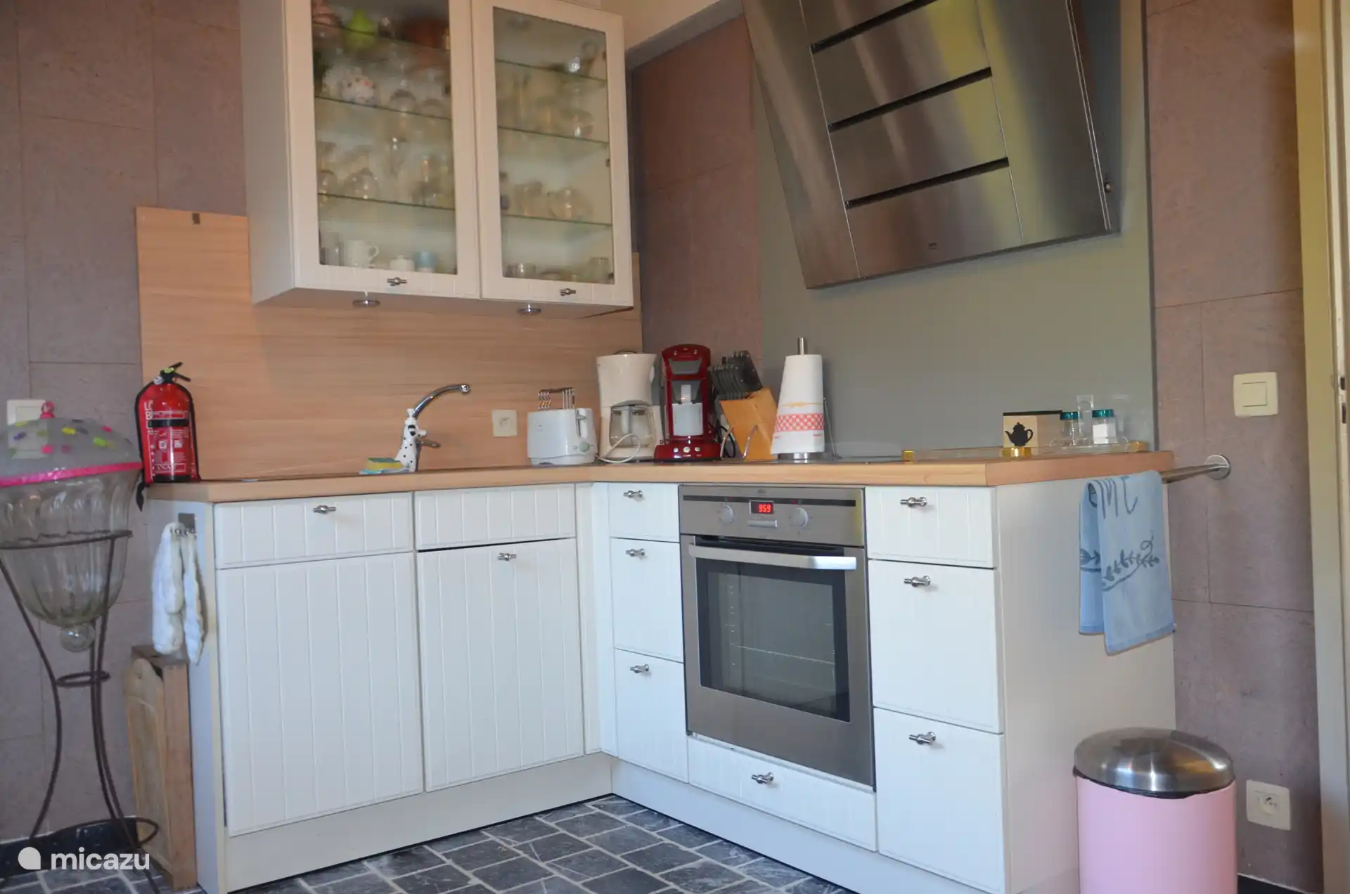 Keuken met vaatwasser, Oven , dampkap en keramische kookplaat AEG