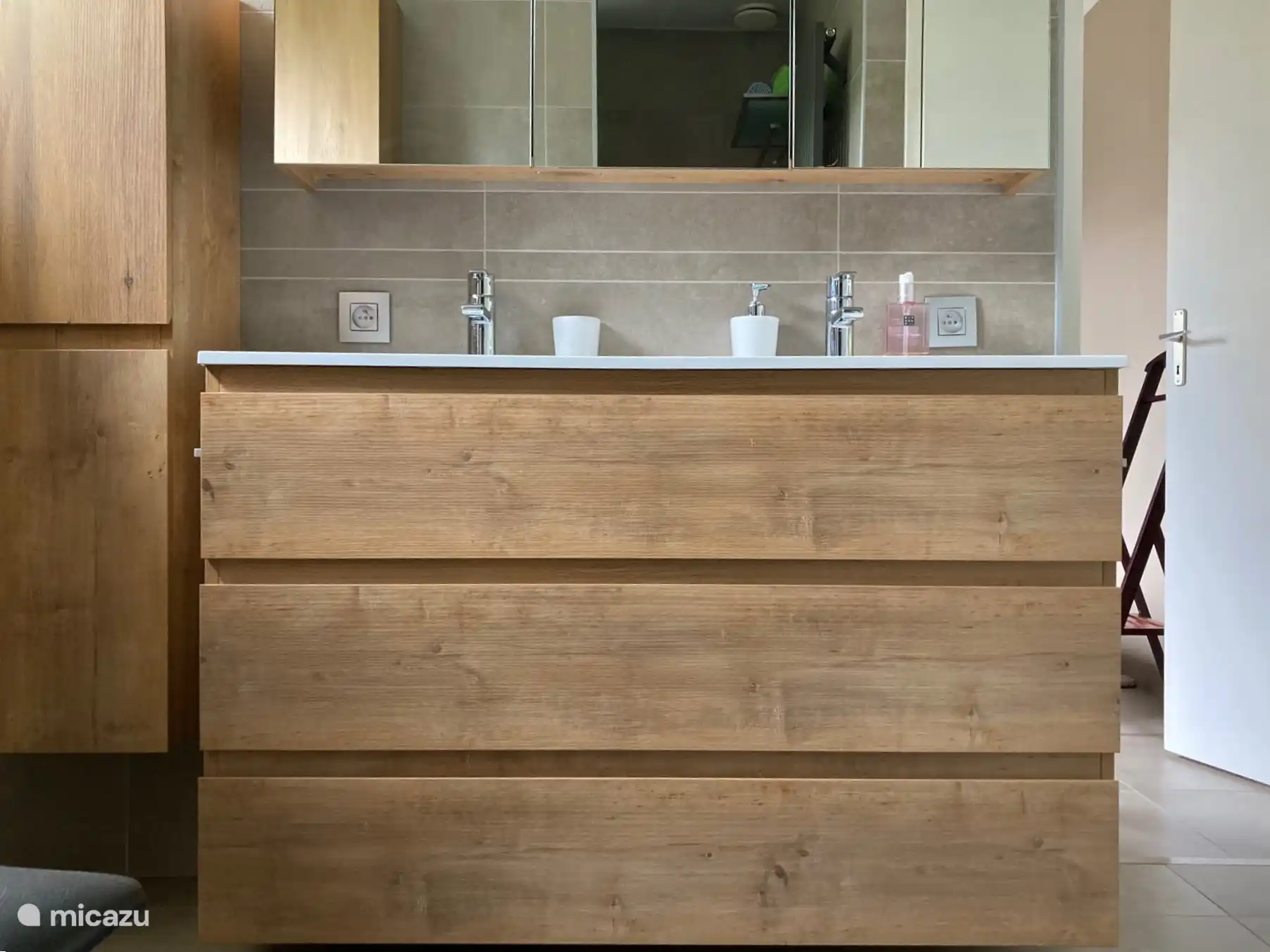 dubbel lavabomeubel met drie laden en spiegelkast .