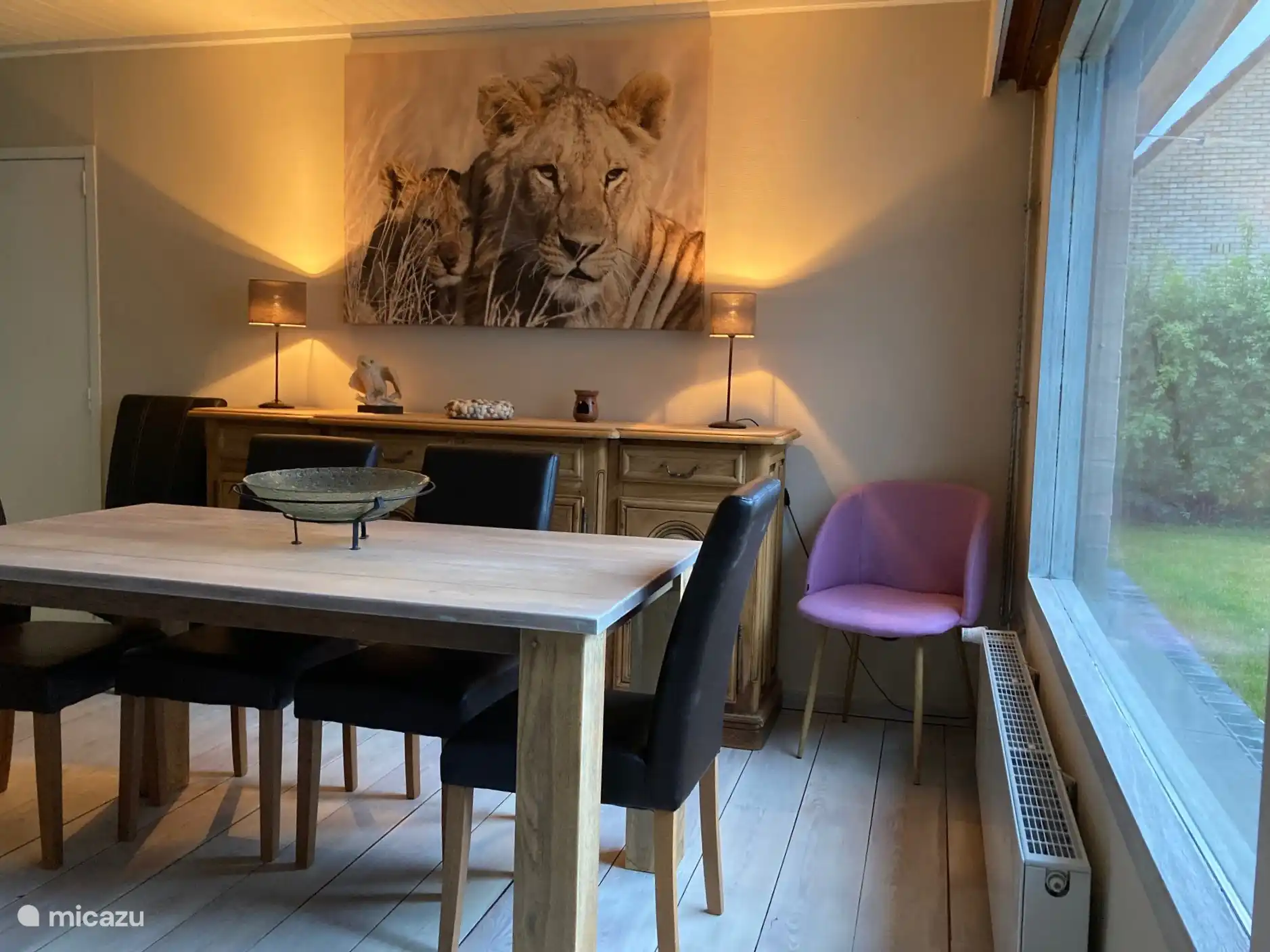 eetkamer met zicht op jeu de boules, tuin, parking en oprit.