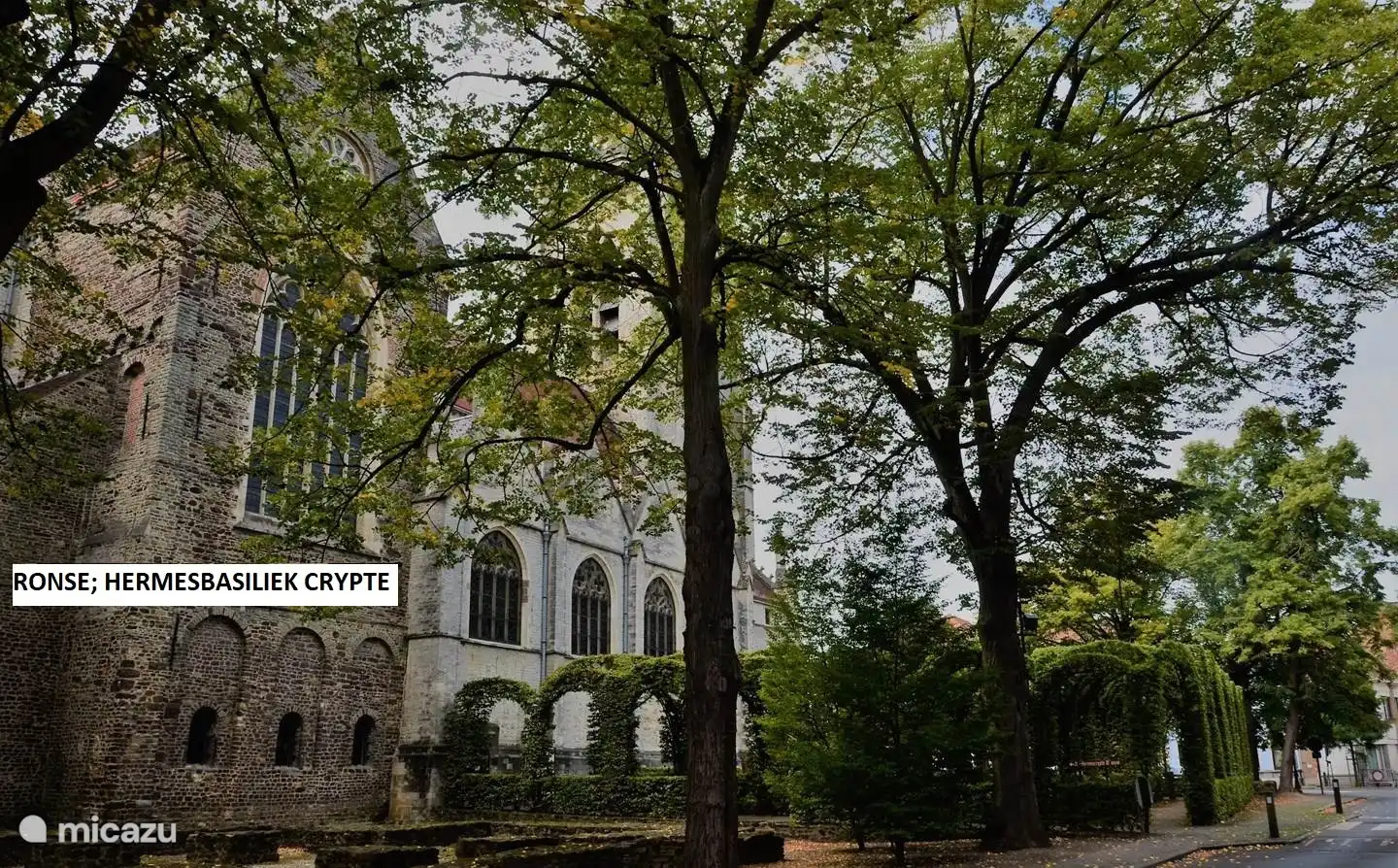 Hermes bsiliek en crypte aan de kleine Markt