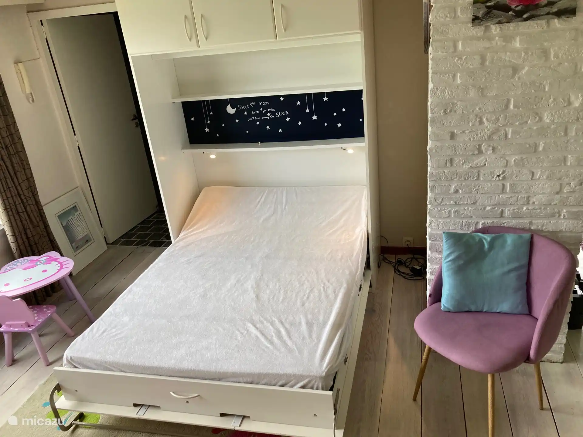 Kinderbed in kast en kinderspeelhoek