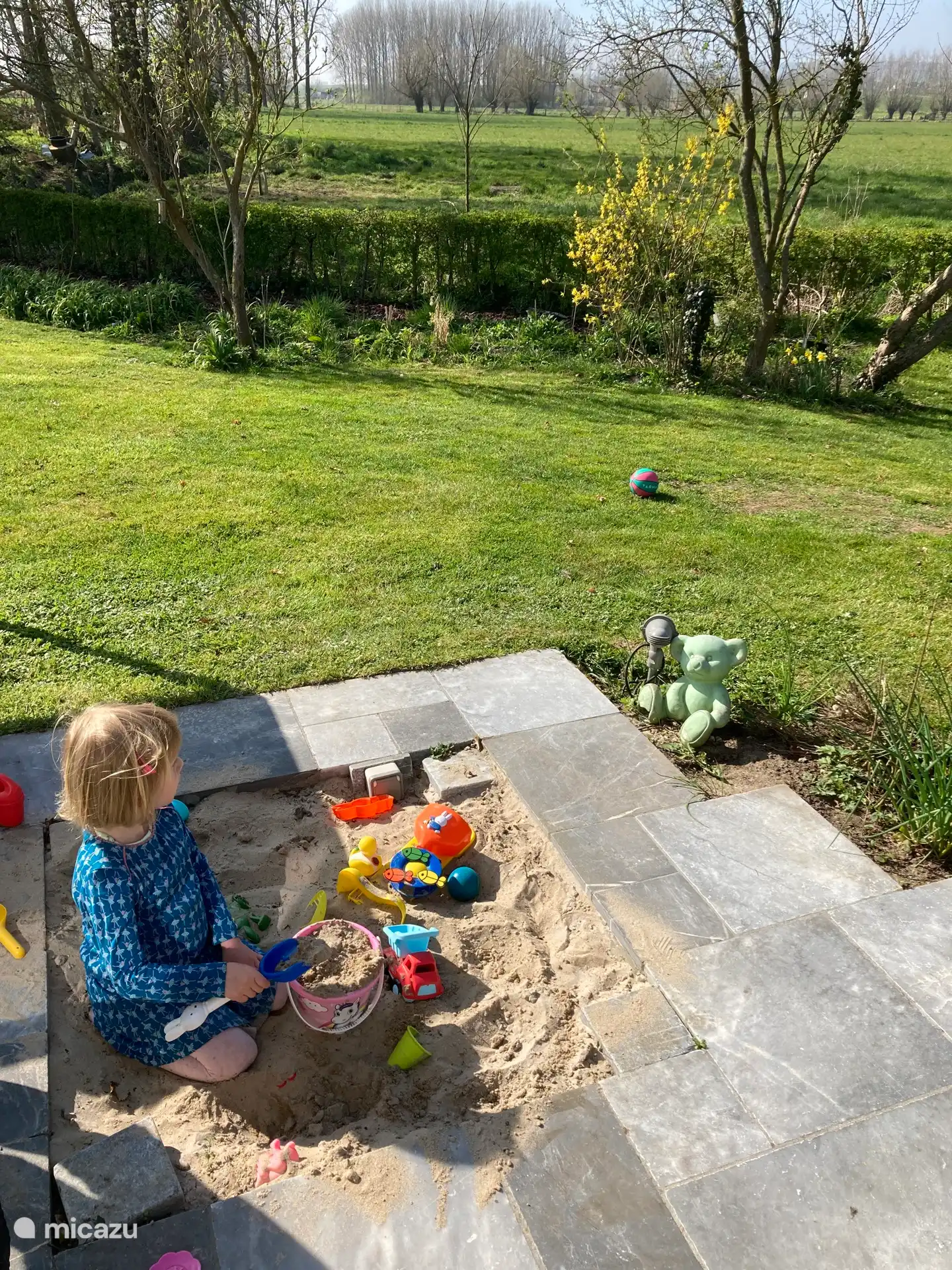 zandbak met zandspeeltjes voor de kleintjes