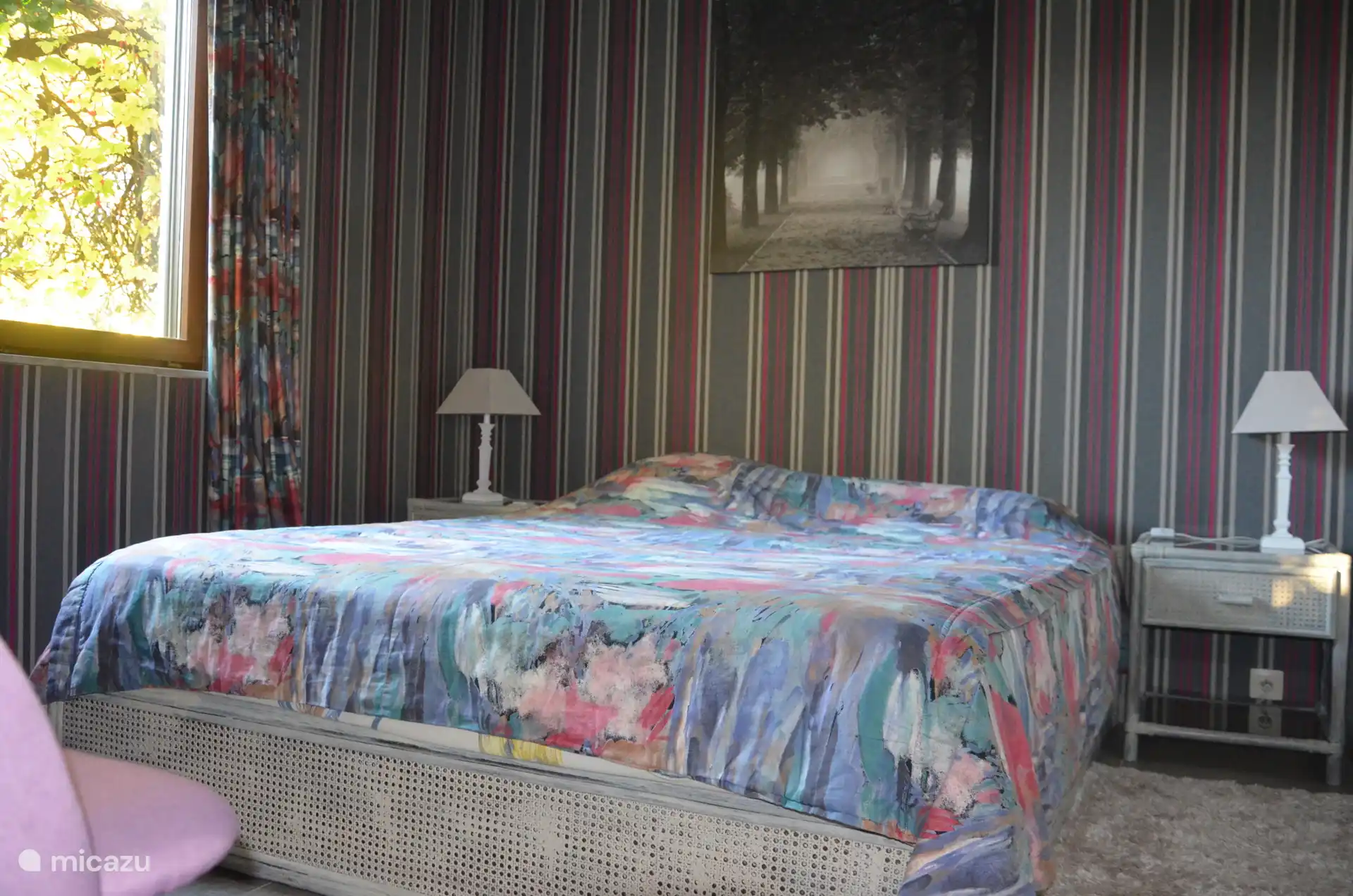 Slaapkamer met tweepersoonsbed 1,6m, nachttafels, kleerkast en stoel