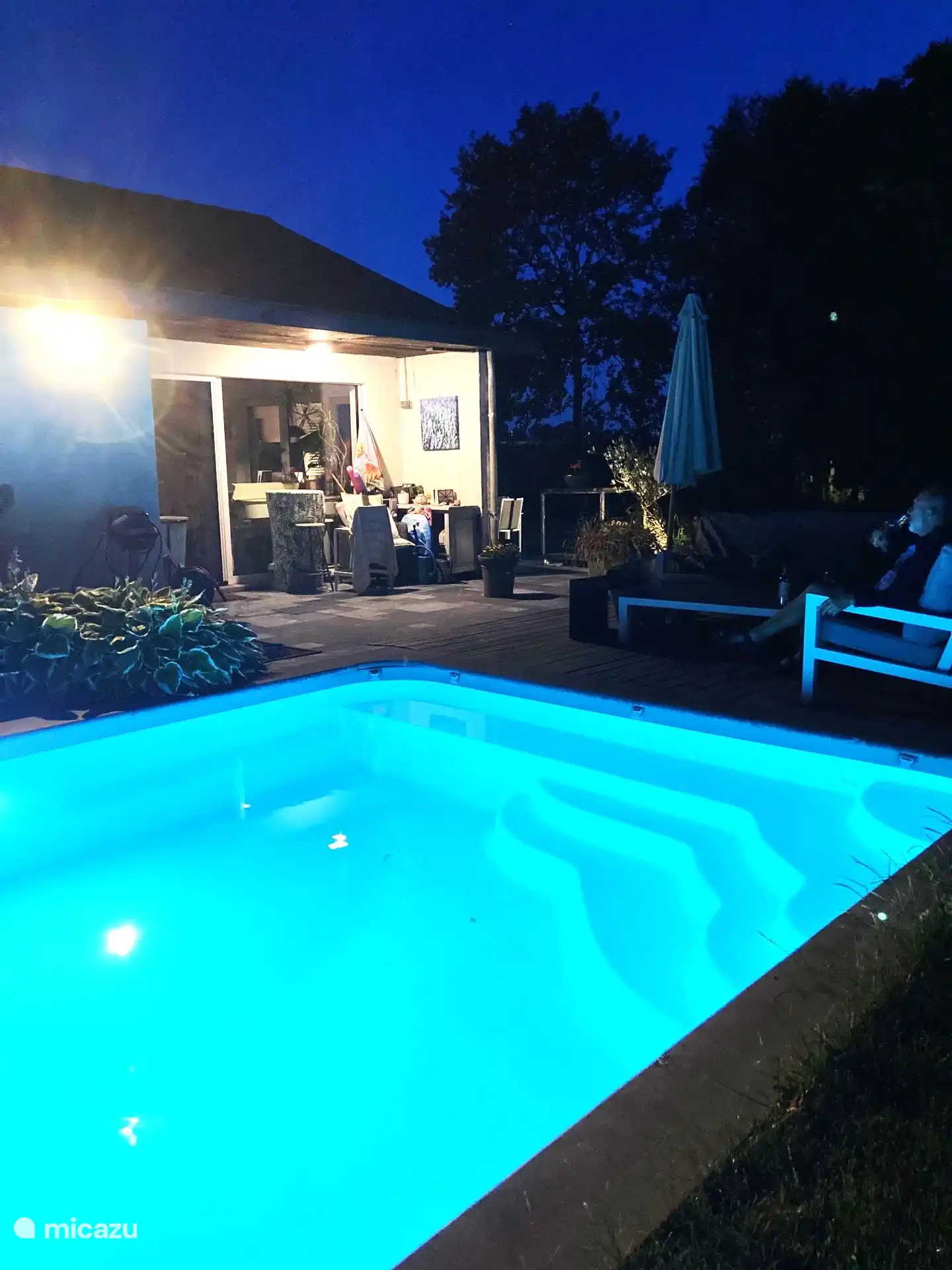 zwembad met verlichting